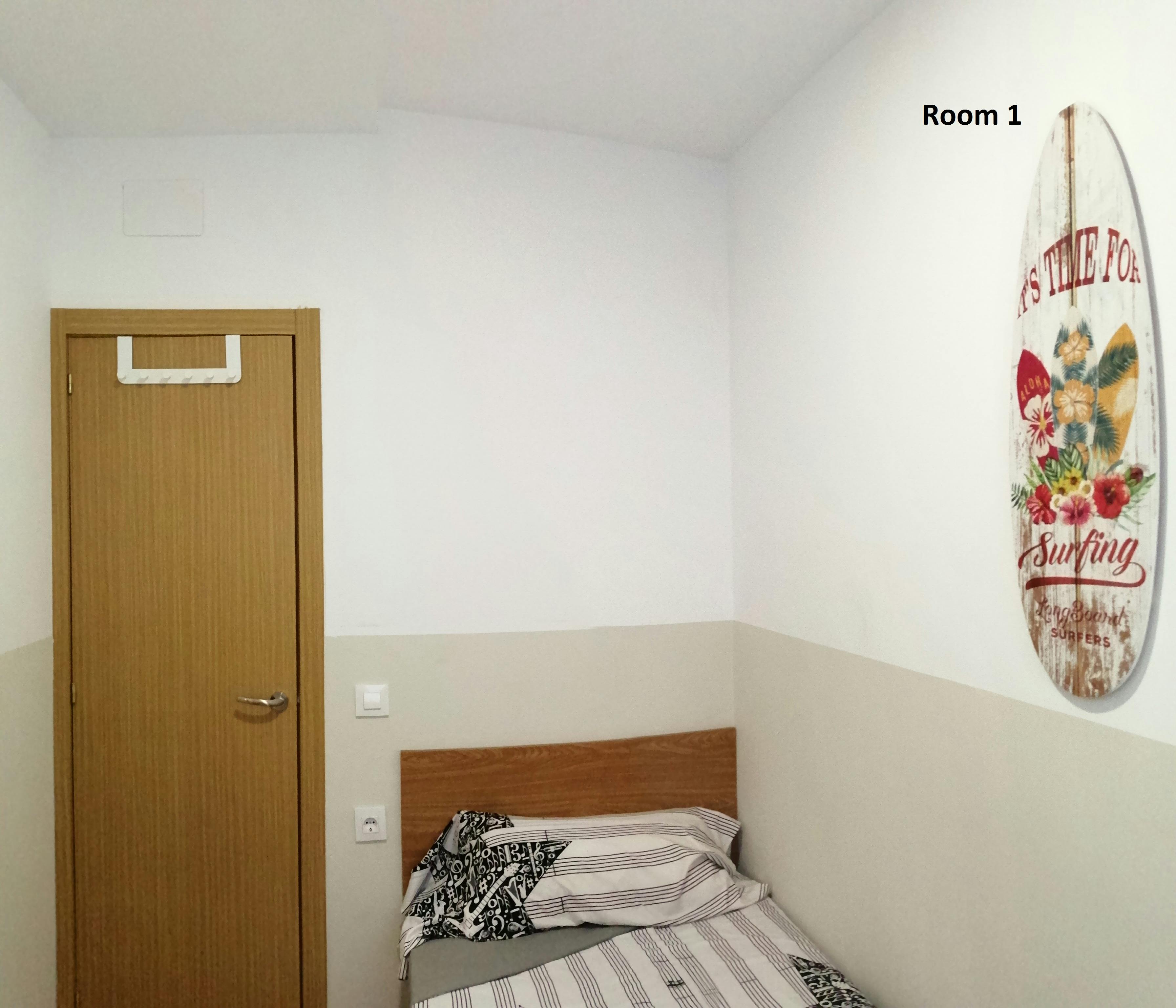Private room for rent for €320 per month in Barcelona, Carrer de la Lluna