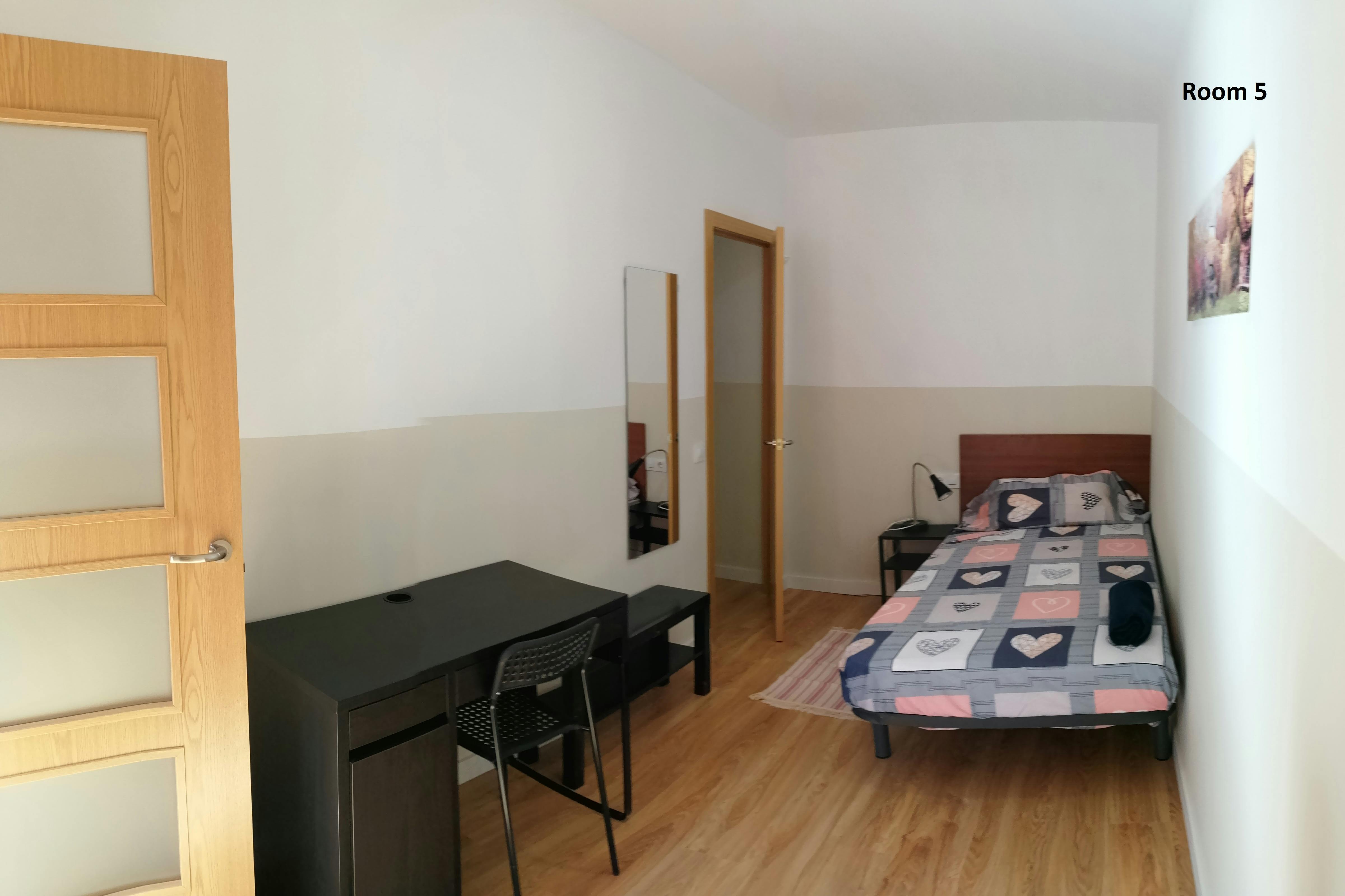 Private room for rent for €400 per month in Barcelona, Carrer de la Lluna