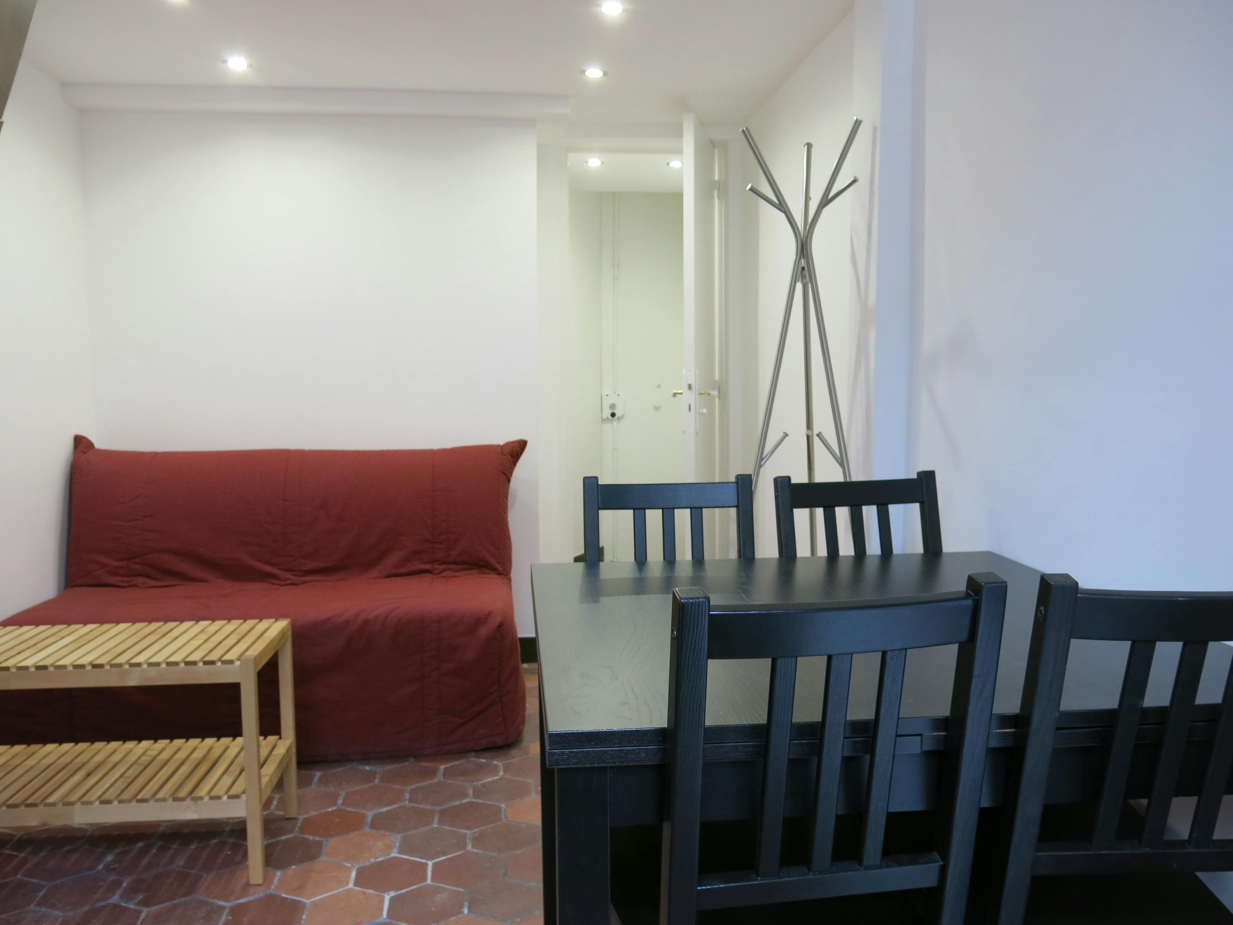 Studio for rent for €1,150 per month in Paris, Rue de l'Odéon