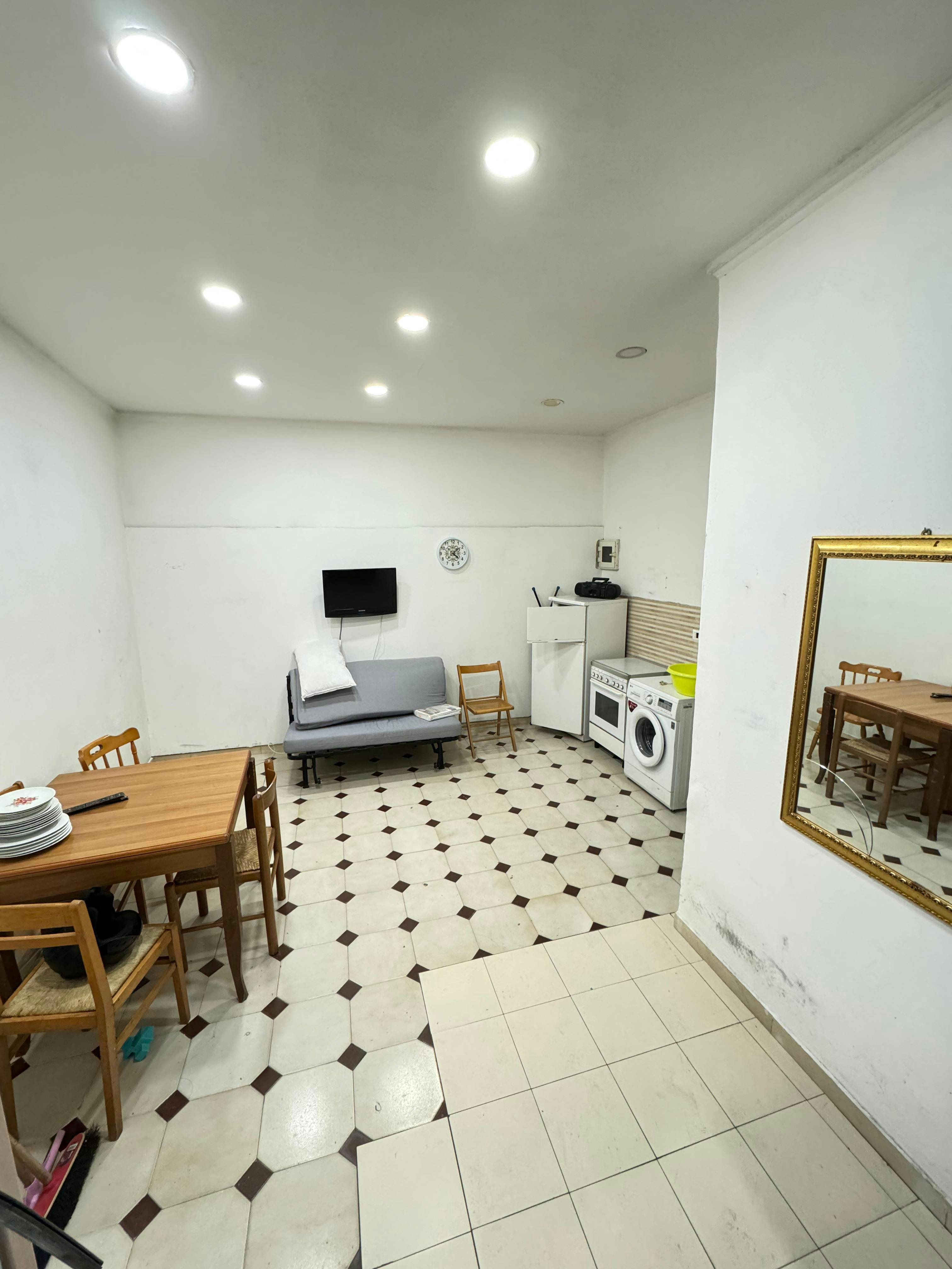 Студия сдается в аренду за 450 € в месяц в Naples, Salita Pontenuovo