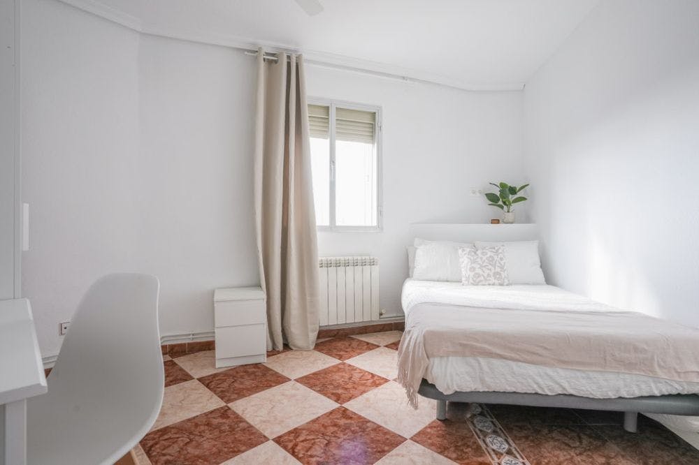 Chambre privée à louer pour 570 €/mois à Madrid, Calle del Puerto de Almansa