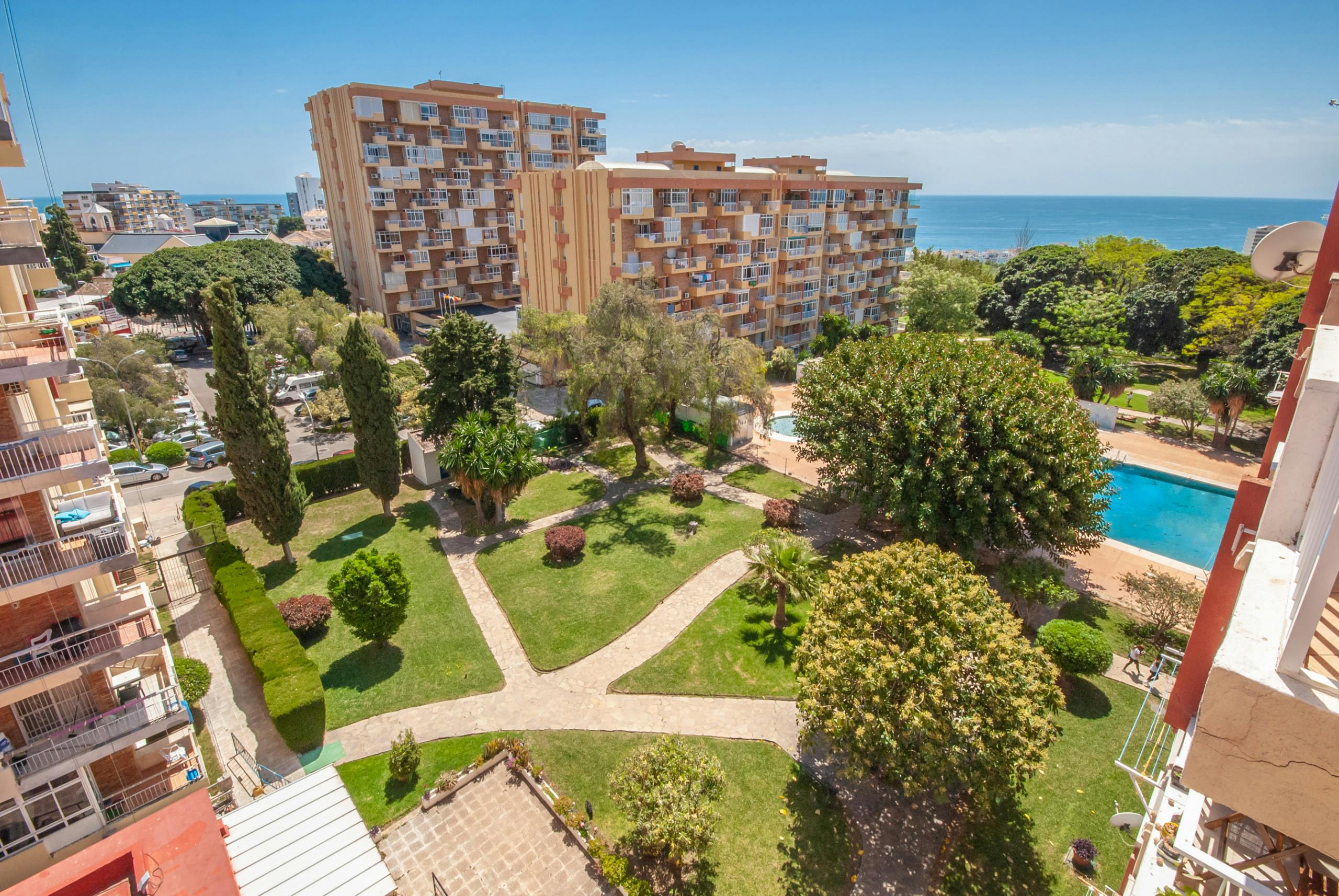 Apartment for rent for €9,999 per month in Benalmádena, Avenida Gamonal