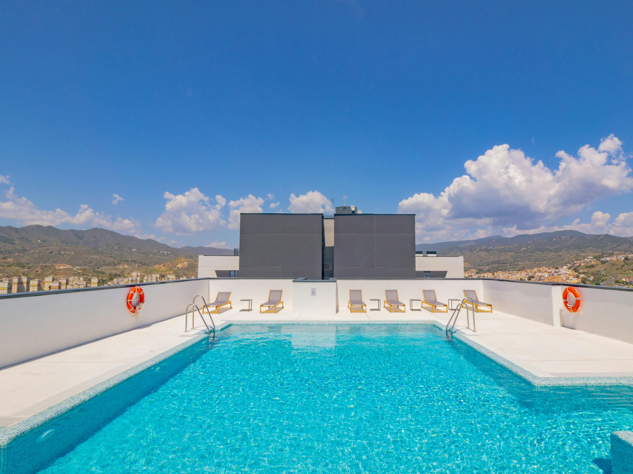 Apartment for rent for €9,999 per month in Málaga, Paseo Martiricos