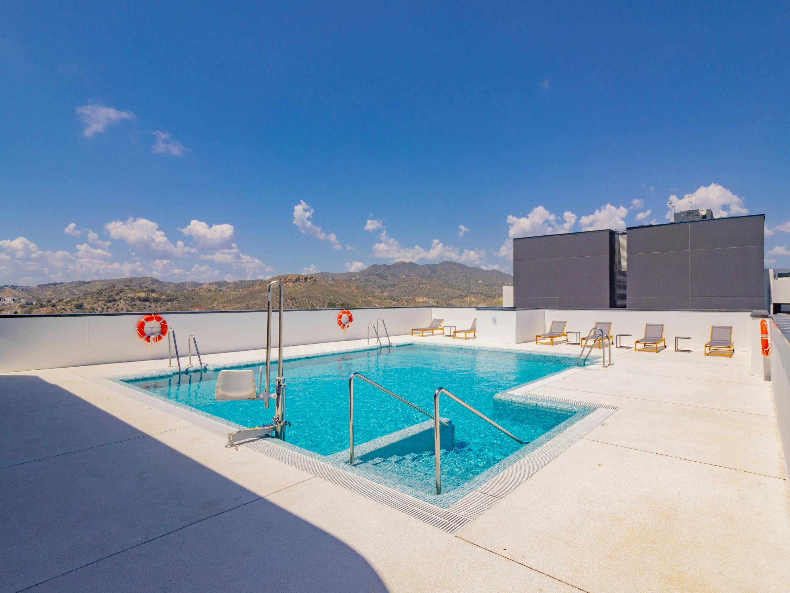 Apartment for rent for €9,999 per month in Málaga, Paseo Martiricos