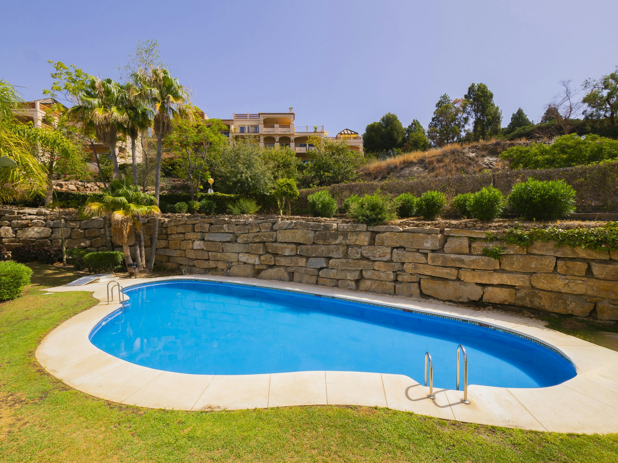 大楼 正在以 €9,999 的月租出租，其位于 Benalmádena, Calle Poseidón