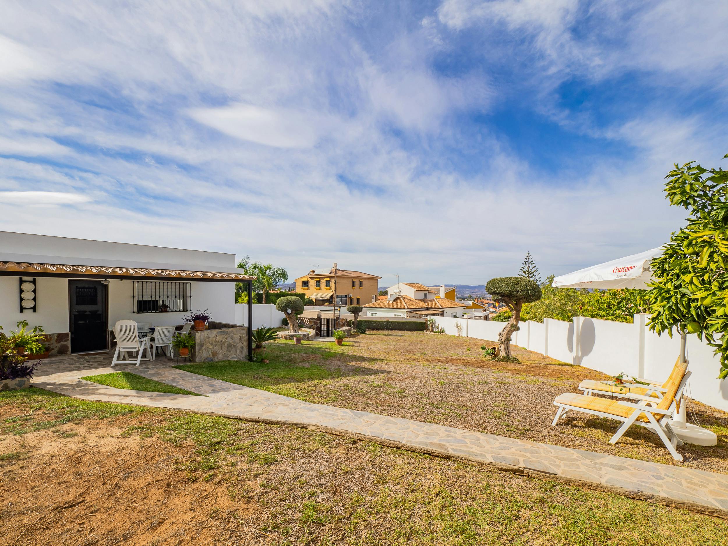 Дом сдается в аренду за 9 999 € в месяц в Alhaurín de la Torre, Calle Mayoral