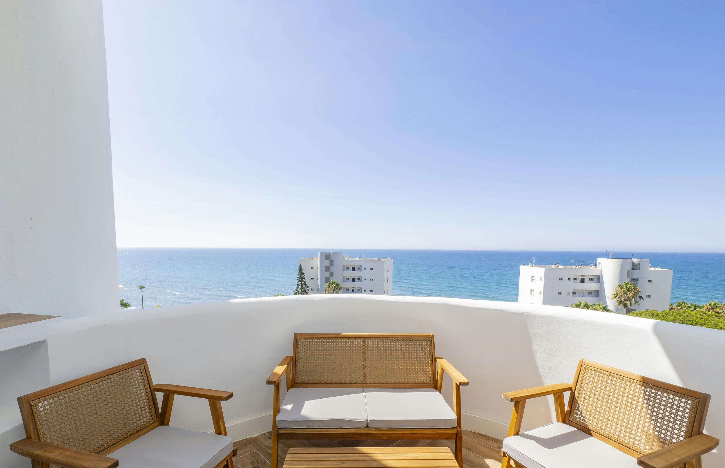 Квартира сдается в аренду за 9 999 € в месяц в Mijas, Urbanización Algaida