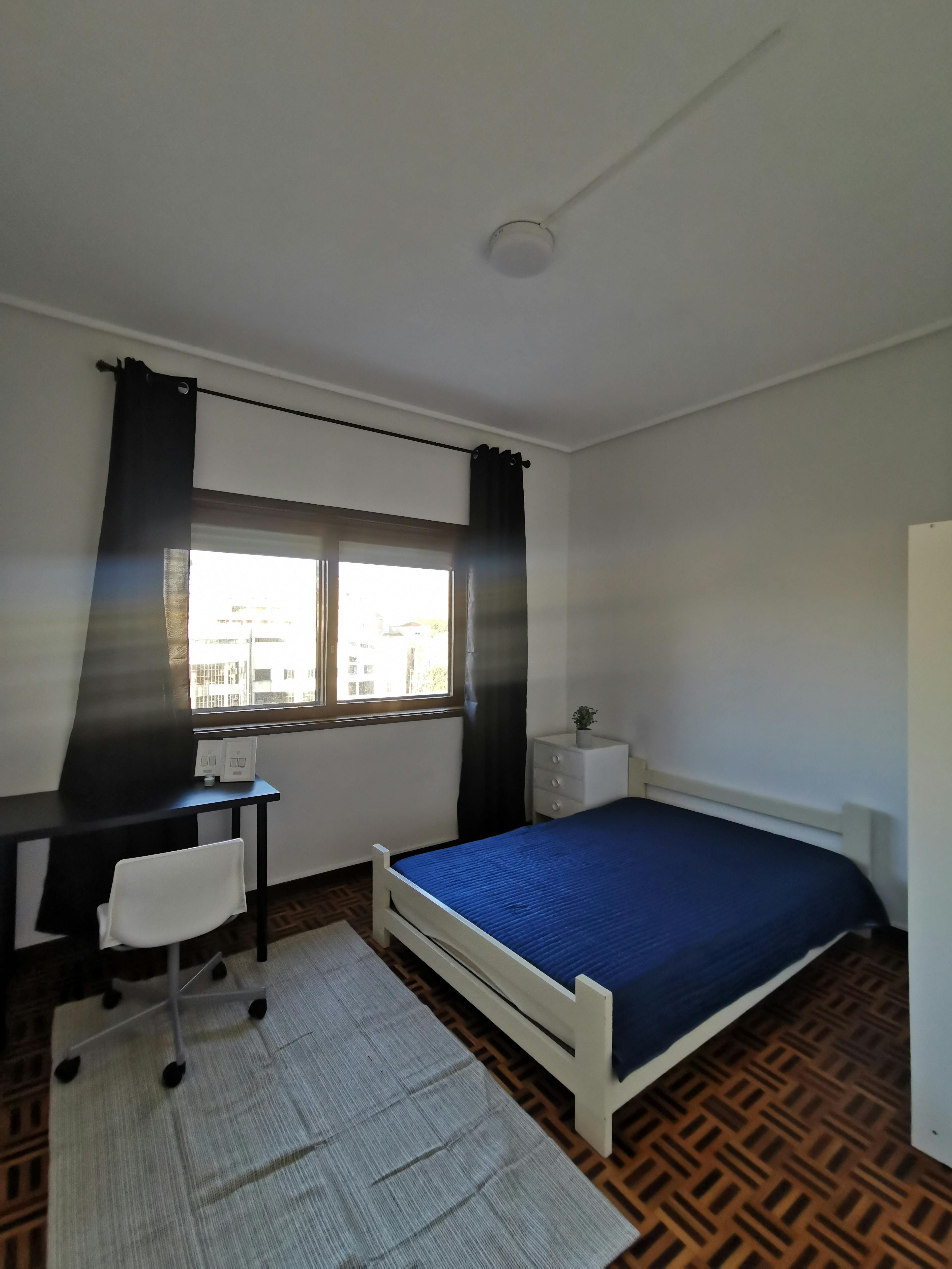 Private room for rent for €555 per month in Porto, Rua de Santa Catarina