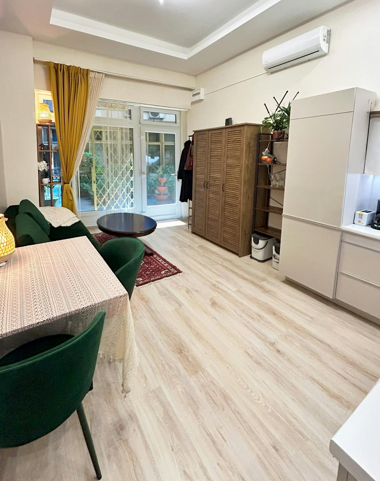 Kígyó utca, Budapest preview