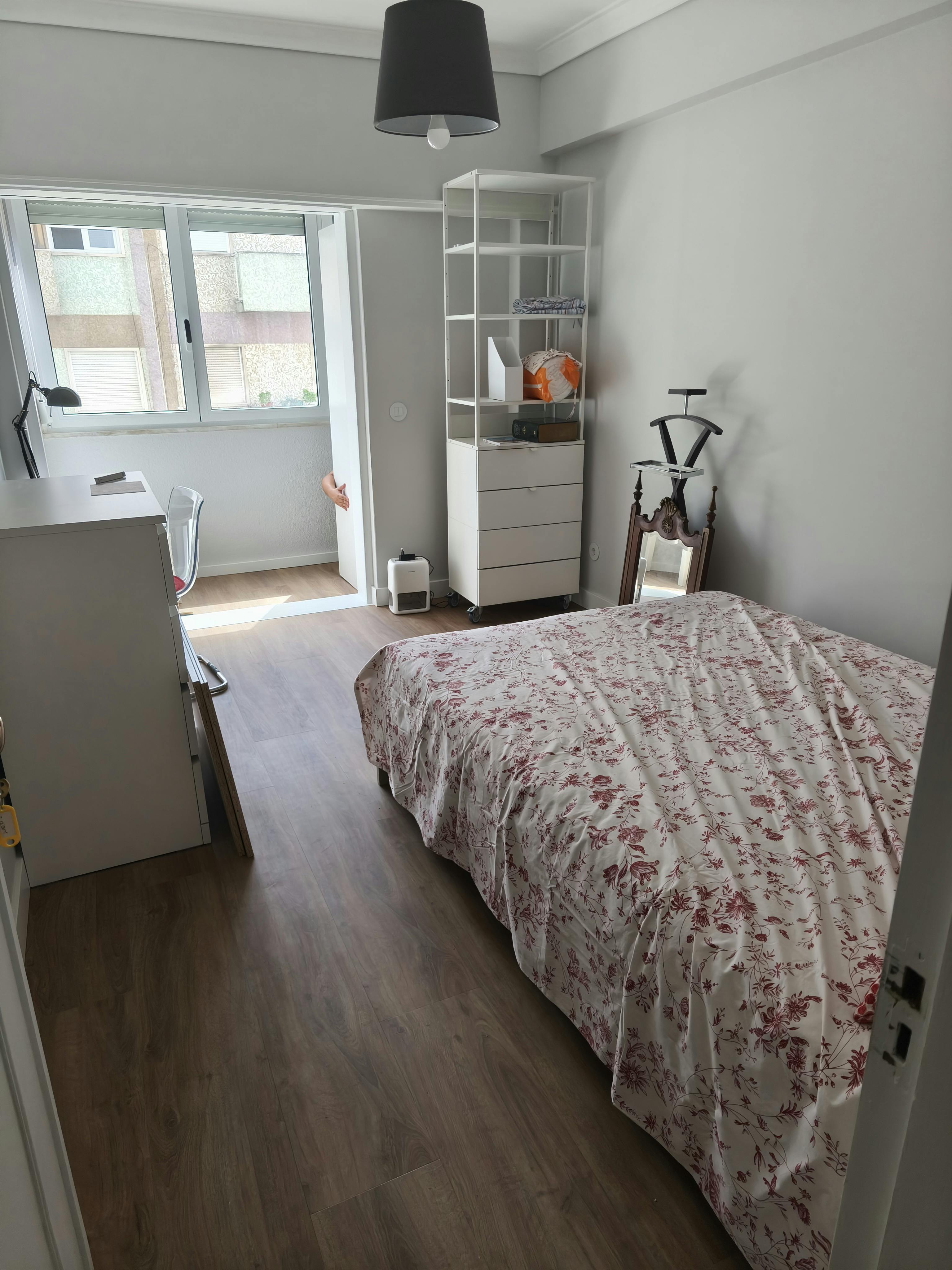 WG-Zimmer zu mieten für 450 € pro Monat in Queluz, Rua Elias Garcia