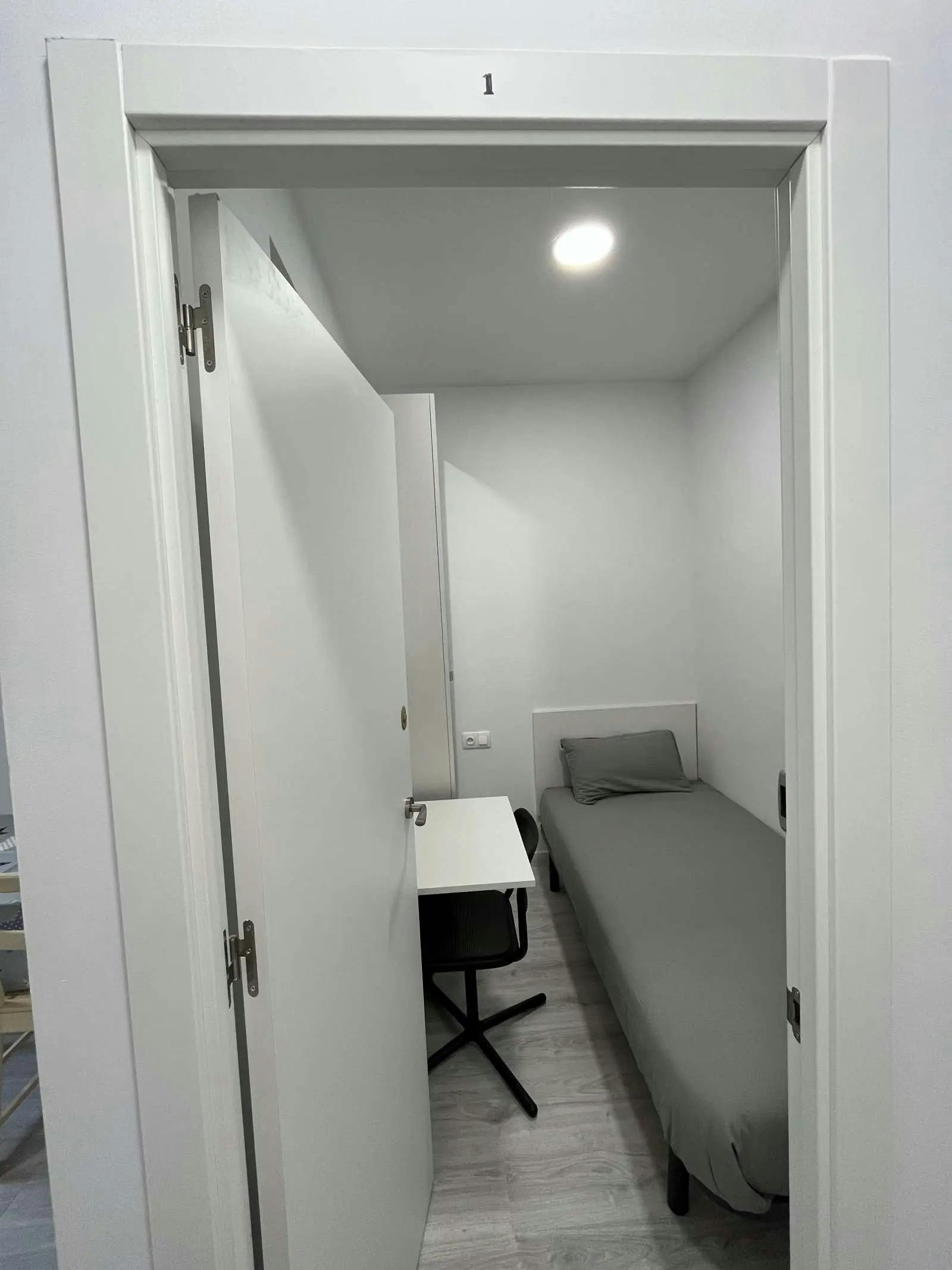 Private room for rent for €300 per month in Barcelona, Carrer de Sant Roc