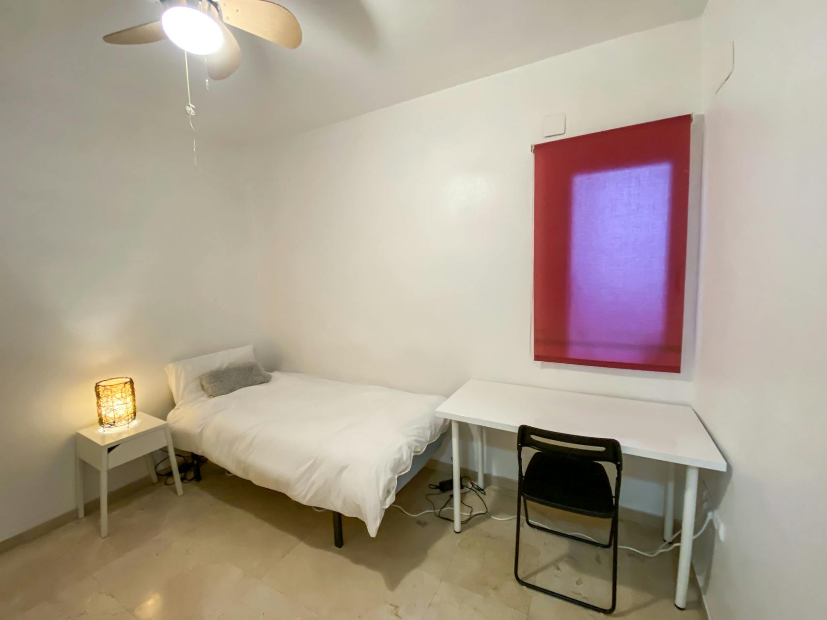 Private room for rent for €380 per month in Sevilla, Avenida de la Reina Mercedes