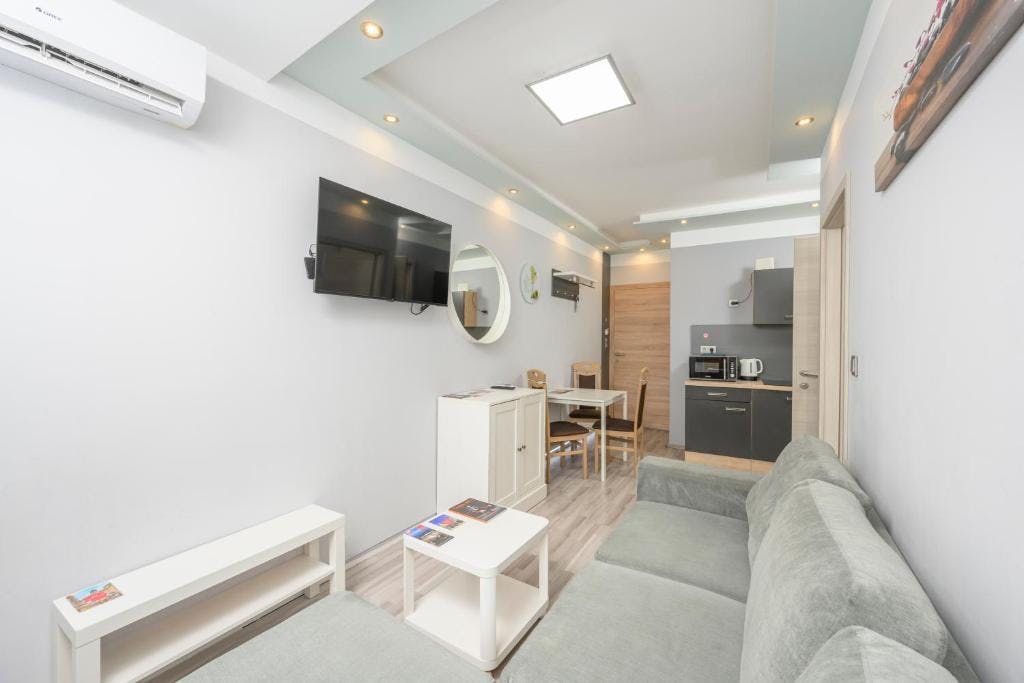 Apartment for rent for €3,800 per month in Vienna, Josefsplatz