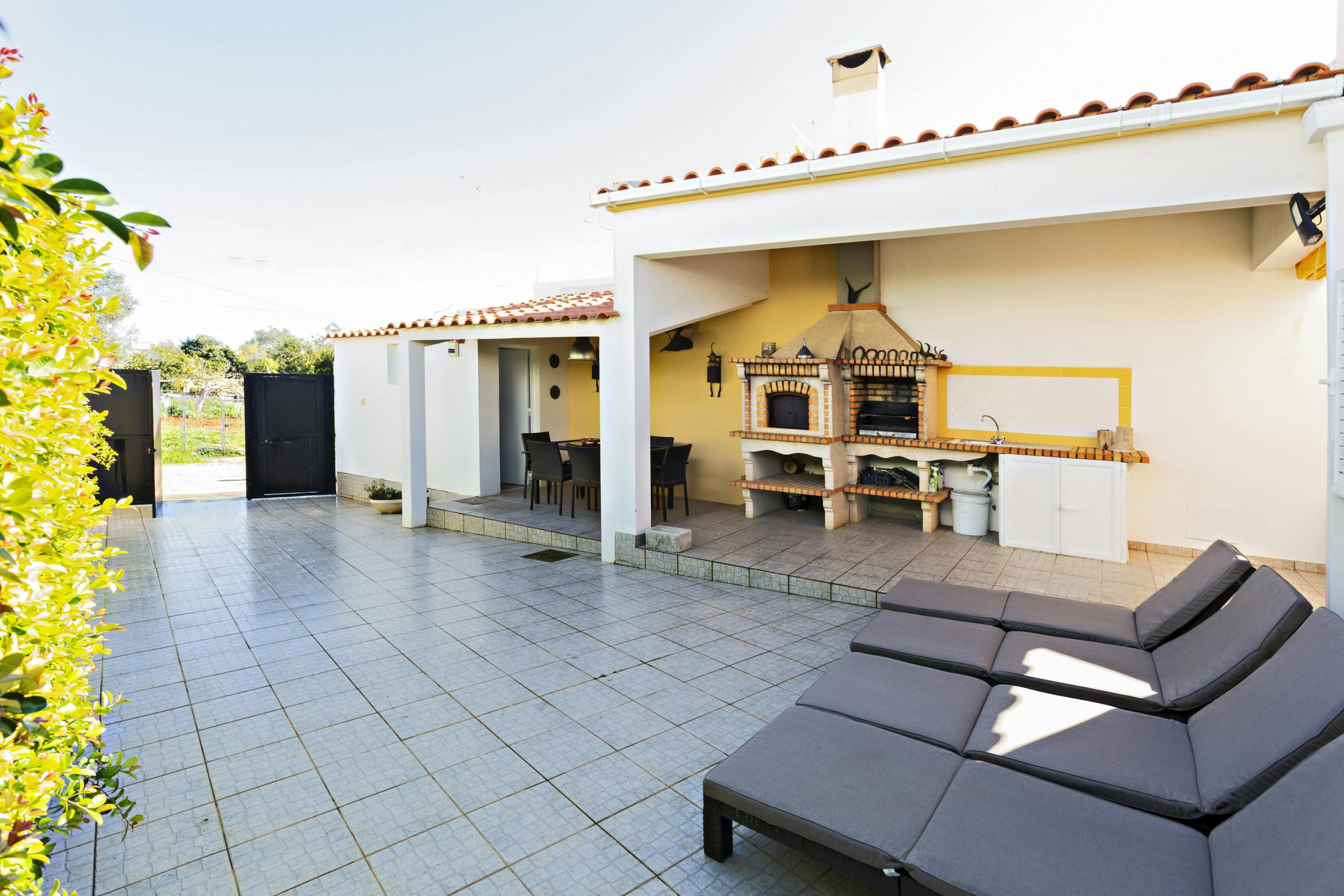 House for rent for €9,999 per month in Vila Nova De Cacela, Rua Da Corujeira