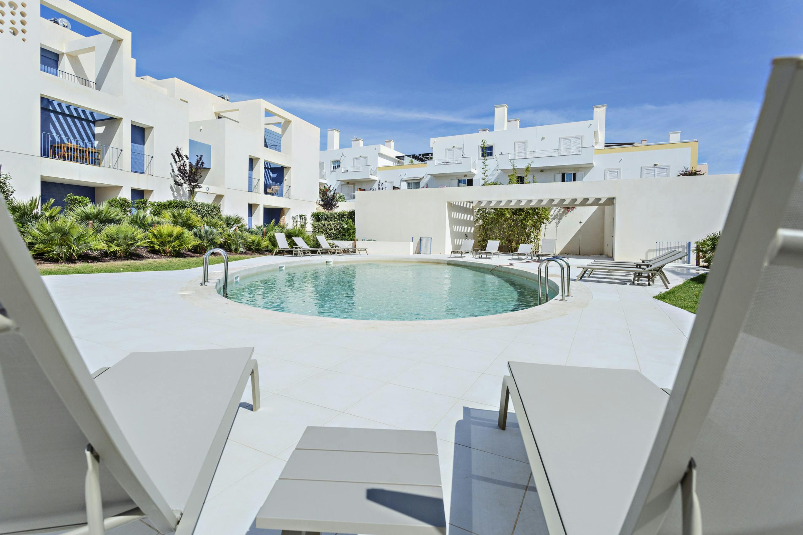 Apartment for rent for €9,999 per month in Tavira, Rua gil Eanes