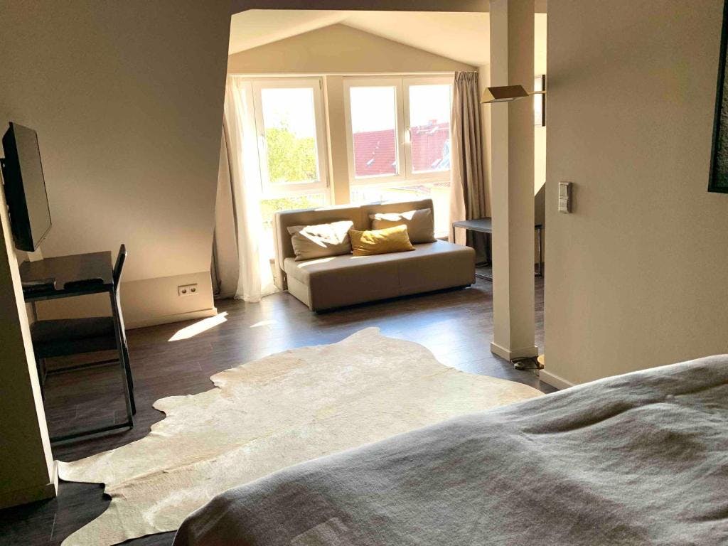 Apartment for rent for €2,800 per month in Berlin, Simon-Dach-Straße