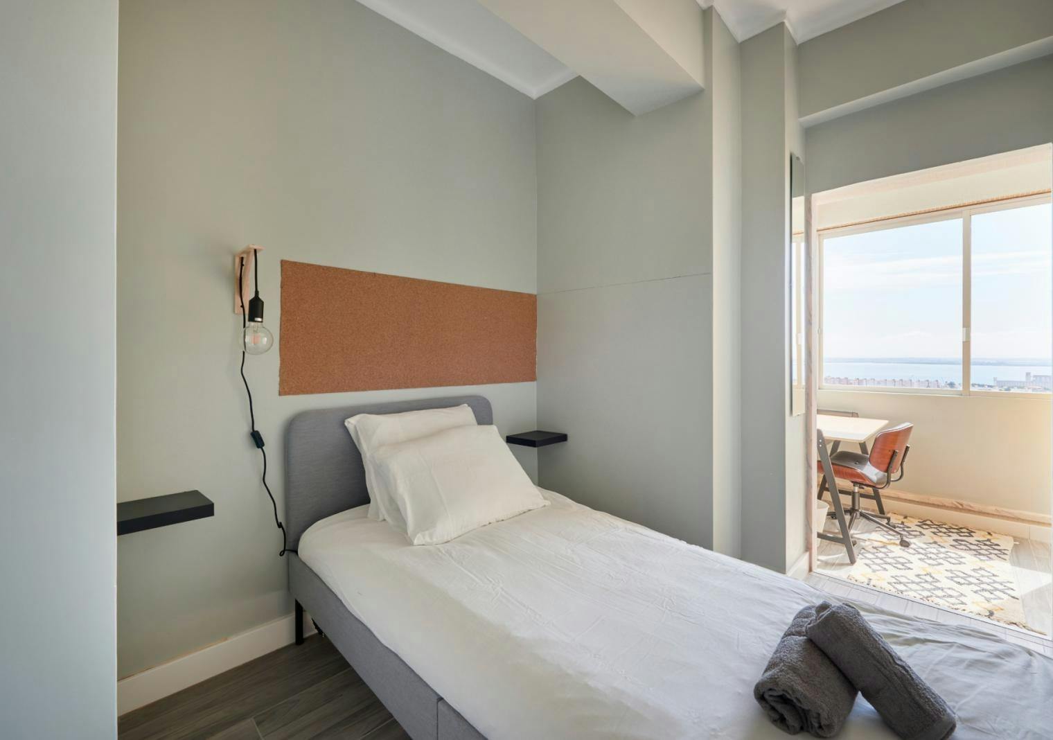 WG-Zimmer zu mieten für 500 € pro Monat in Lisbon, Rua João da Silva