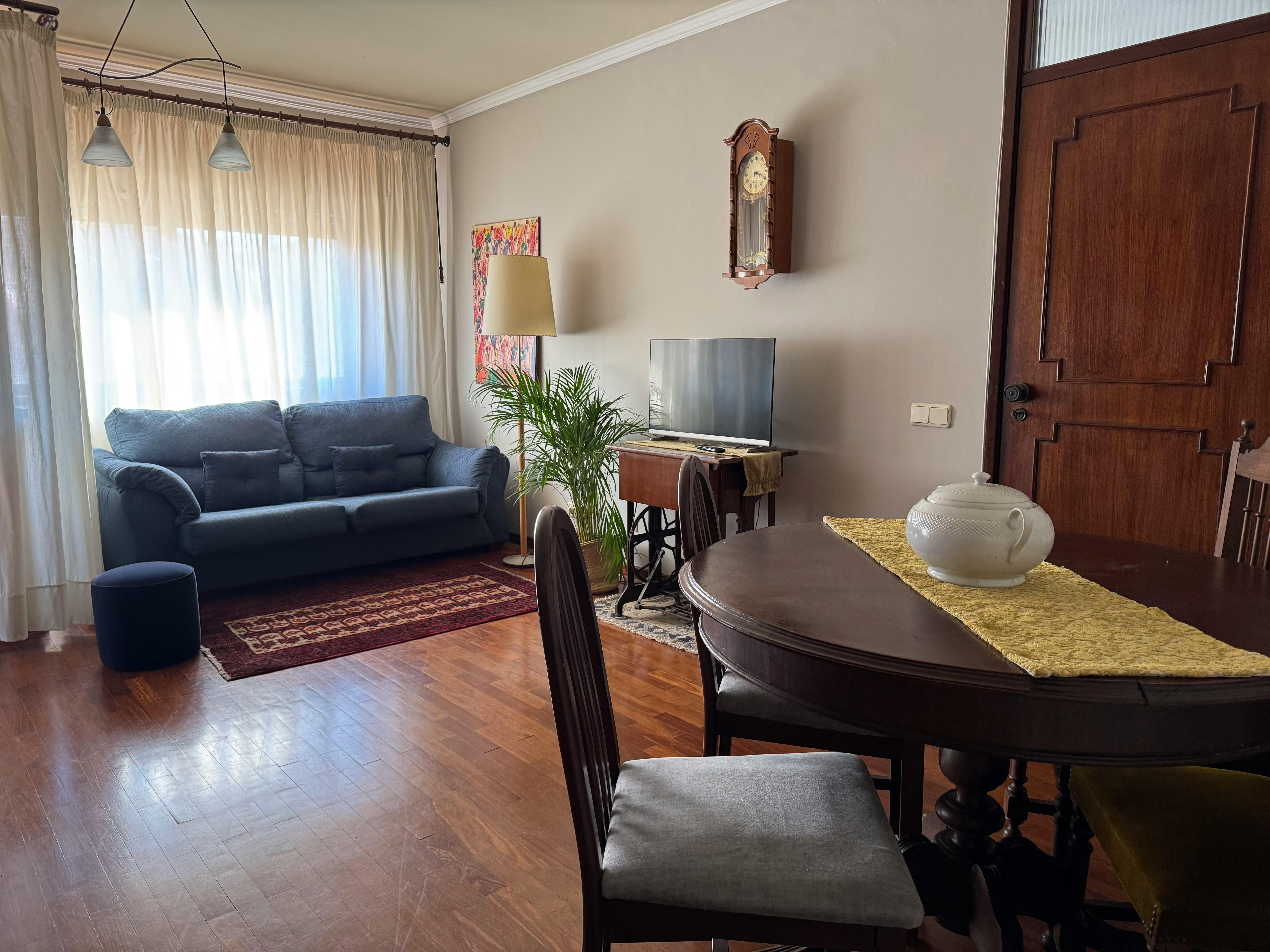 Apartment for rent for €1,270 per month in Porto, Rua de Santa Catarina