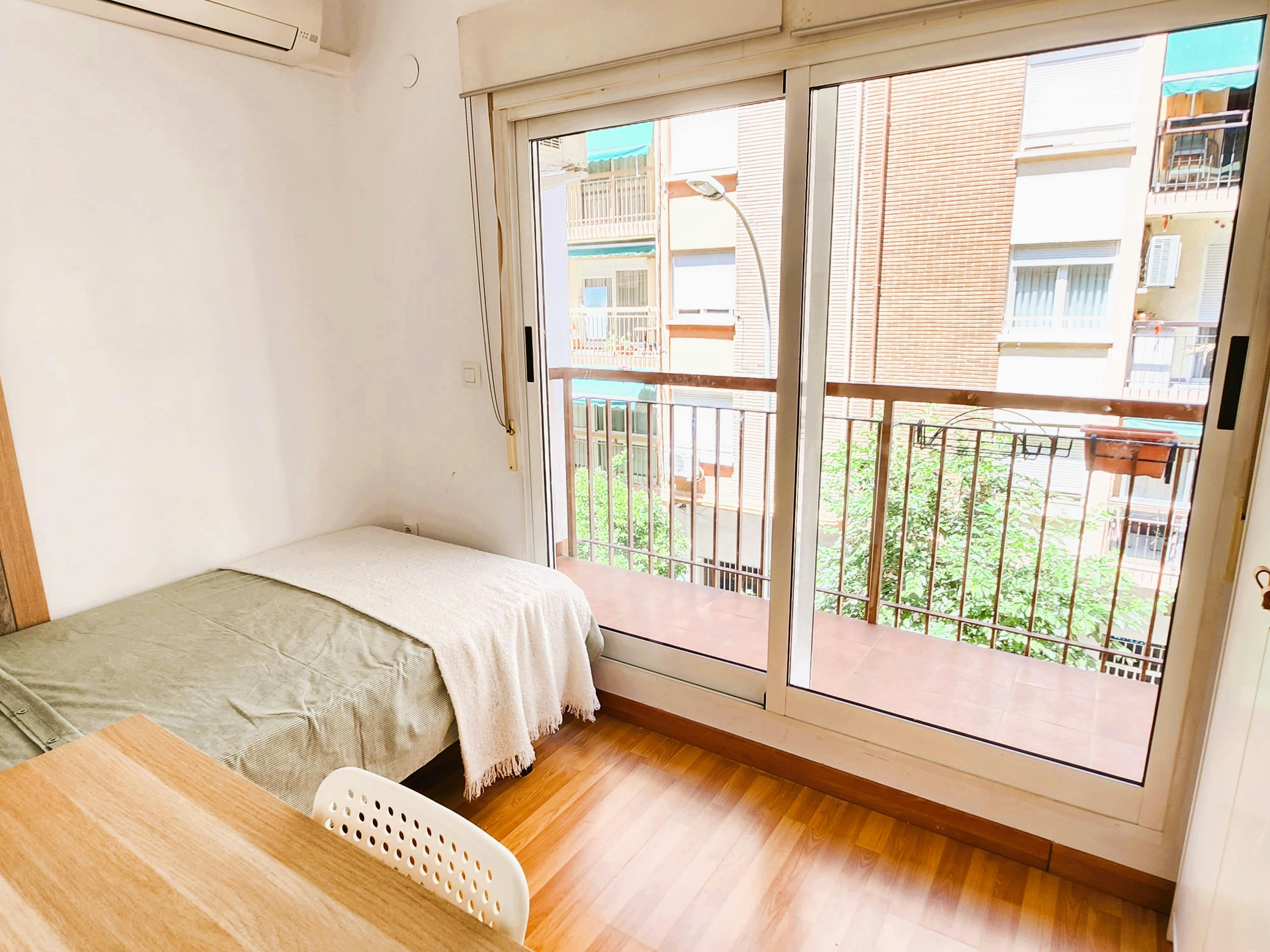 Private room for rent for €399 per month in Valencia, Carrer de la Torreta de Miramar