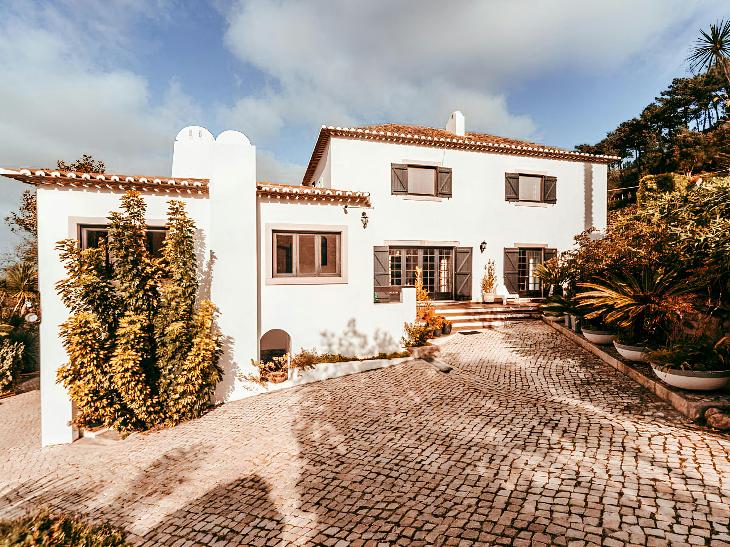 房源 正在以 €9,999 的月租出租，其位于 Colares, Caminho do Rio Velho