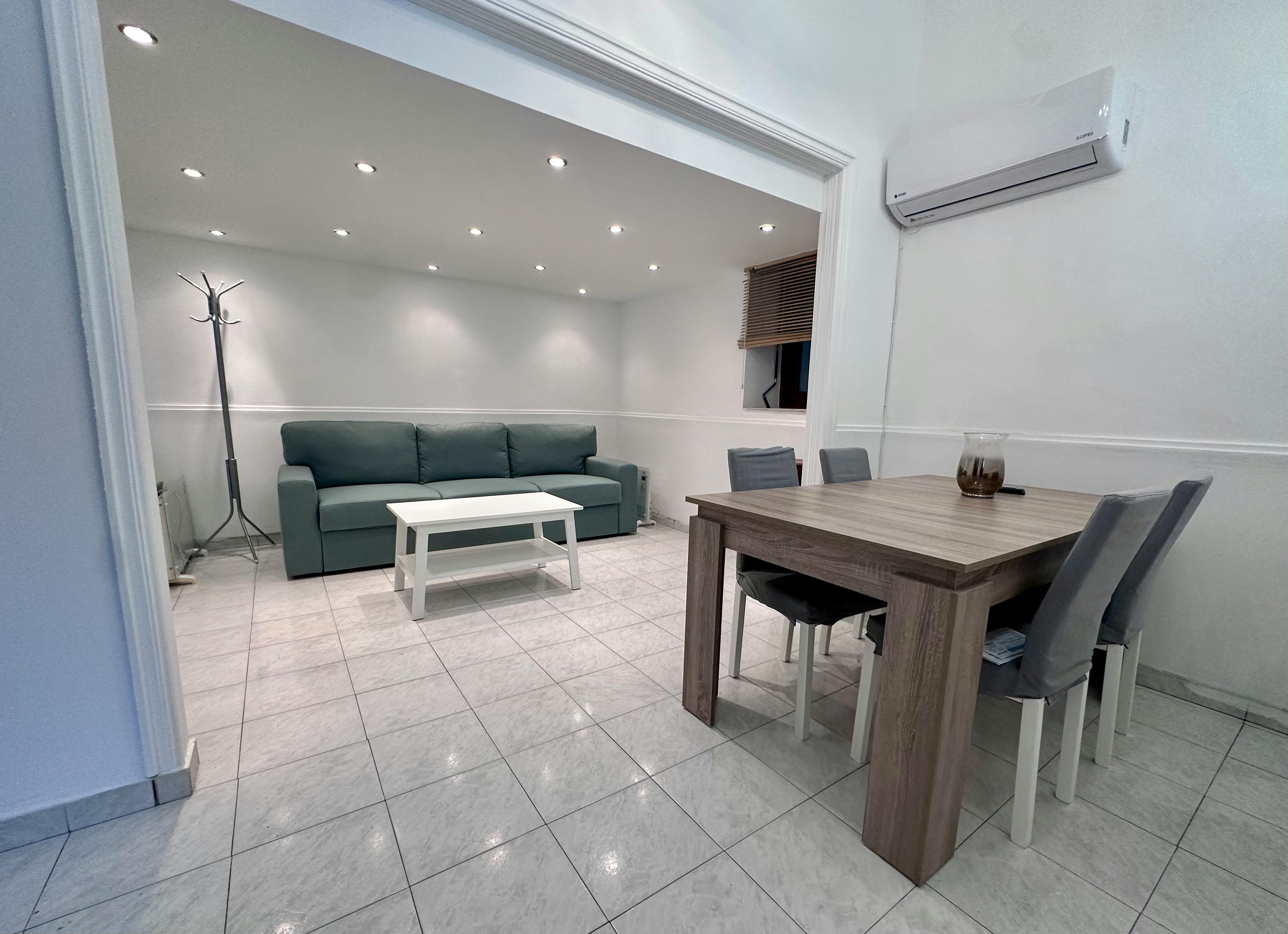 Apartment for rent for €850 per month in Pireas, Navarchou Votsi