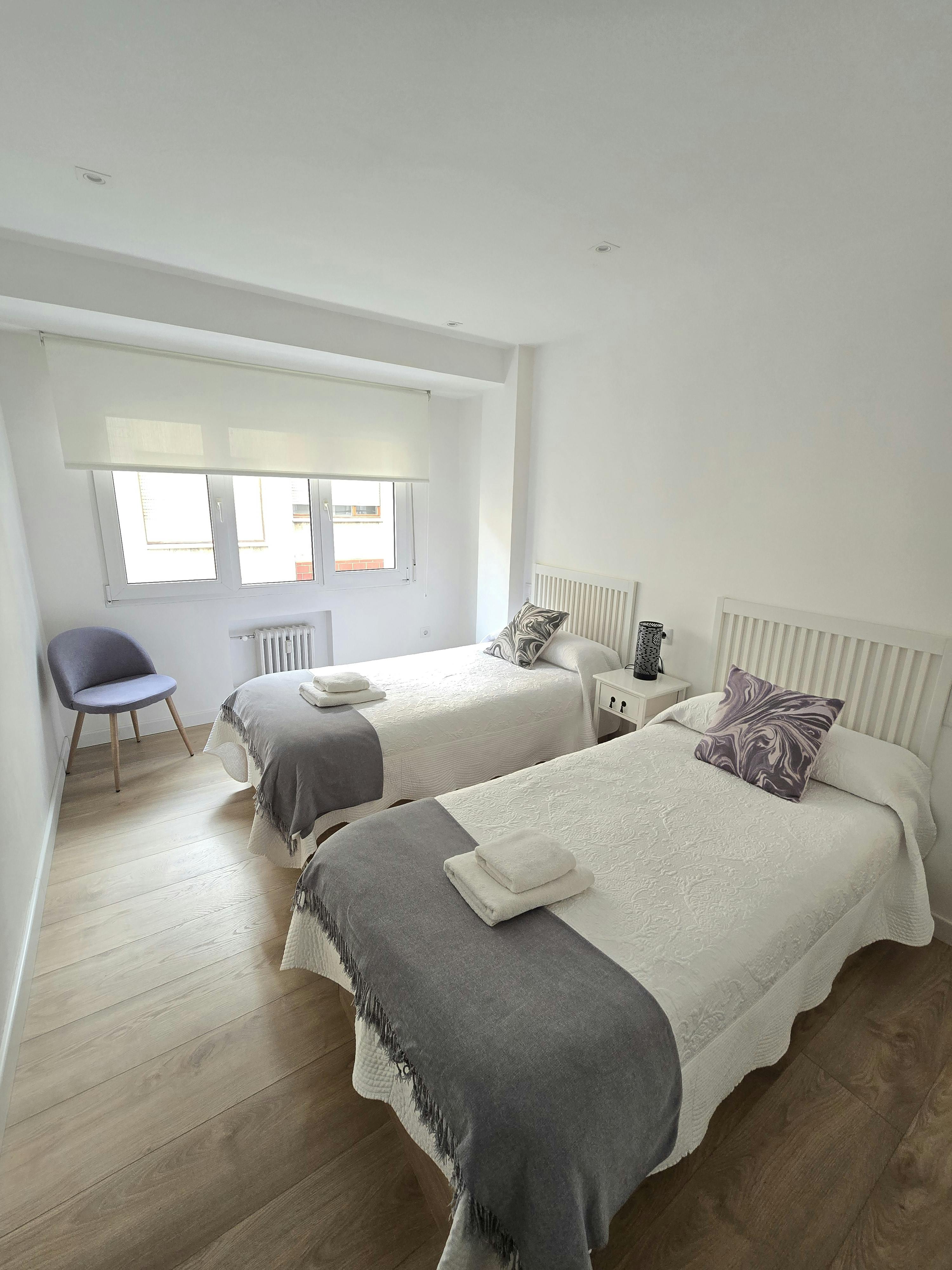 Building for rent for €1,320 per month in Gijón, Calle Cabrales