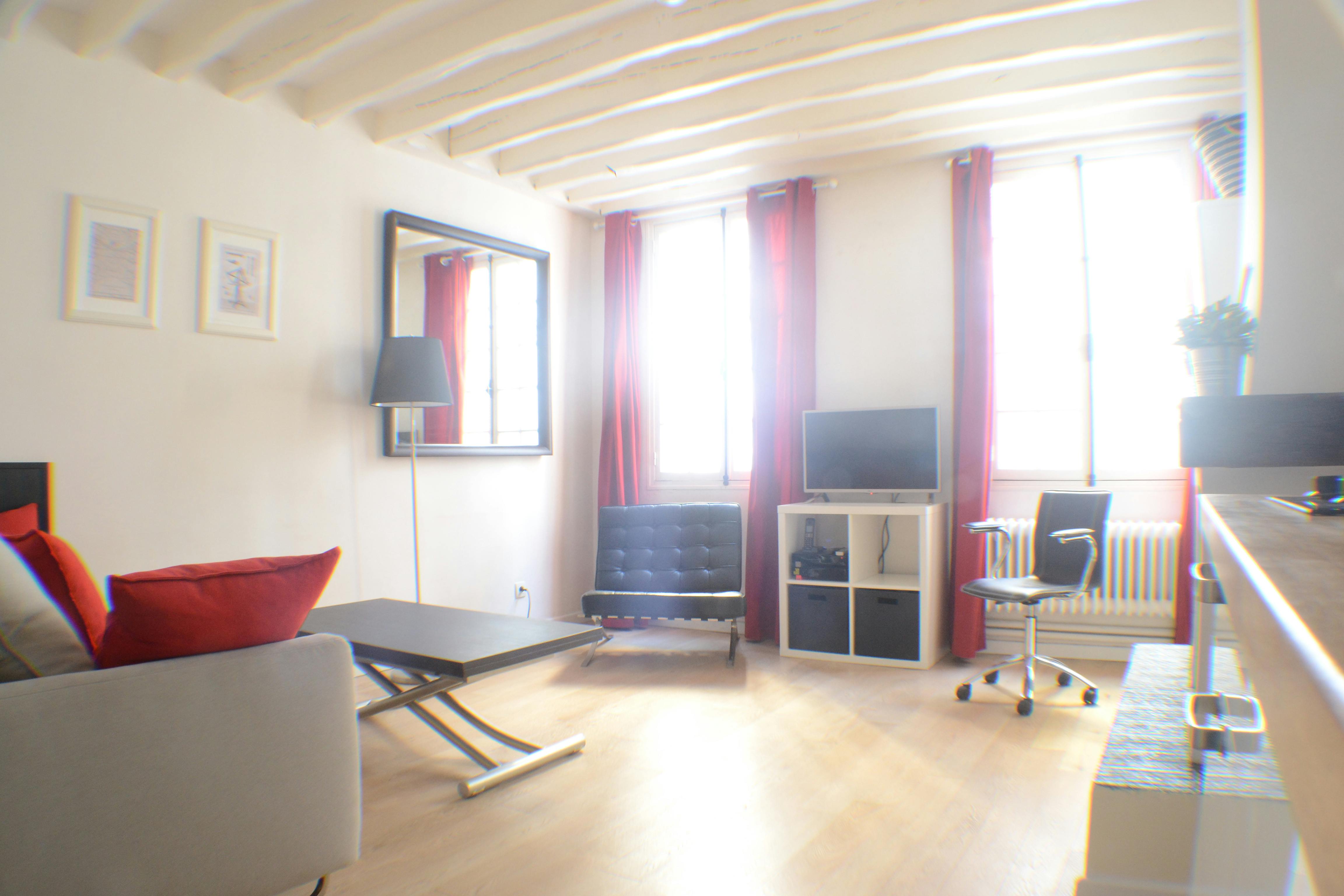Studio for rent for €1,750 per month in Paris, Rue de Sèvres