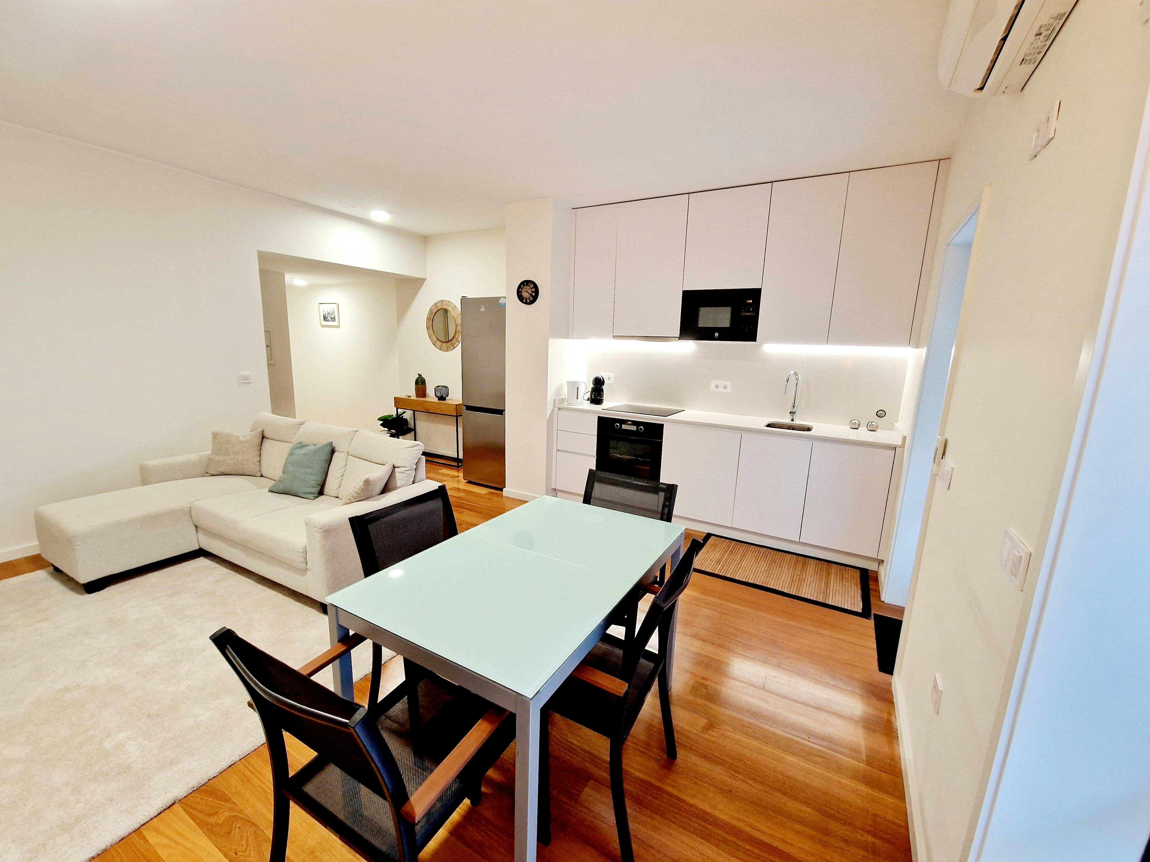 Apartment for rent for €1,100 per month in Porto, Rua Doutor Alves da Veiga