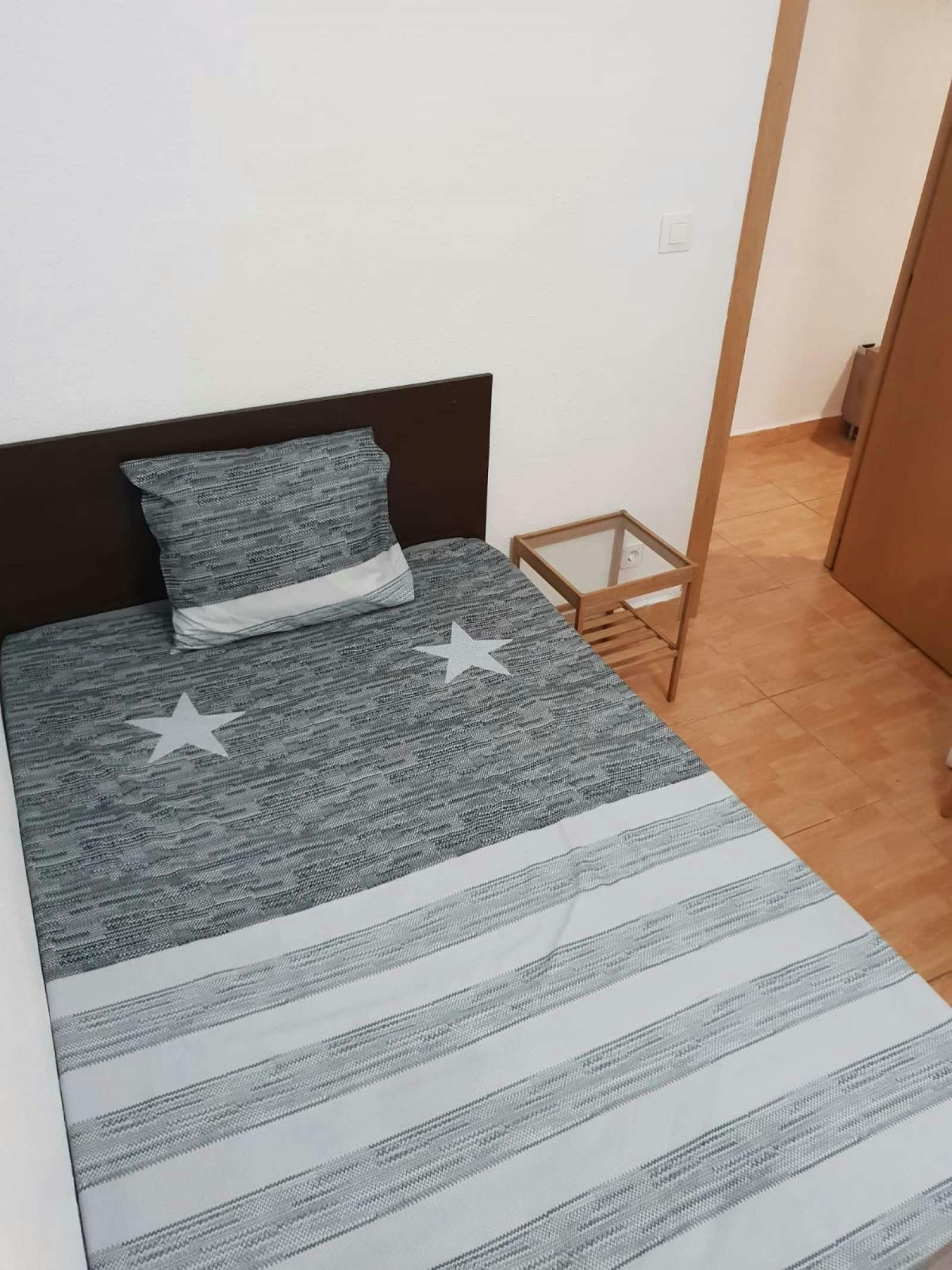 Private room for rent for €260 per month in Barcelona, Carrer de Valldonzella