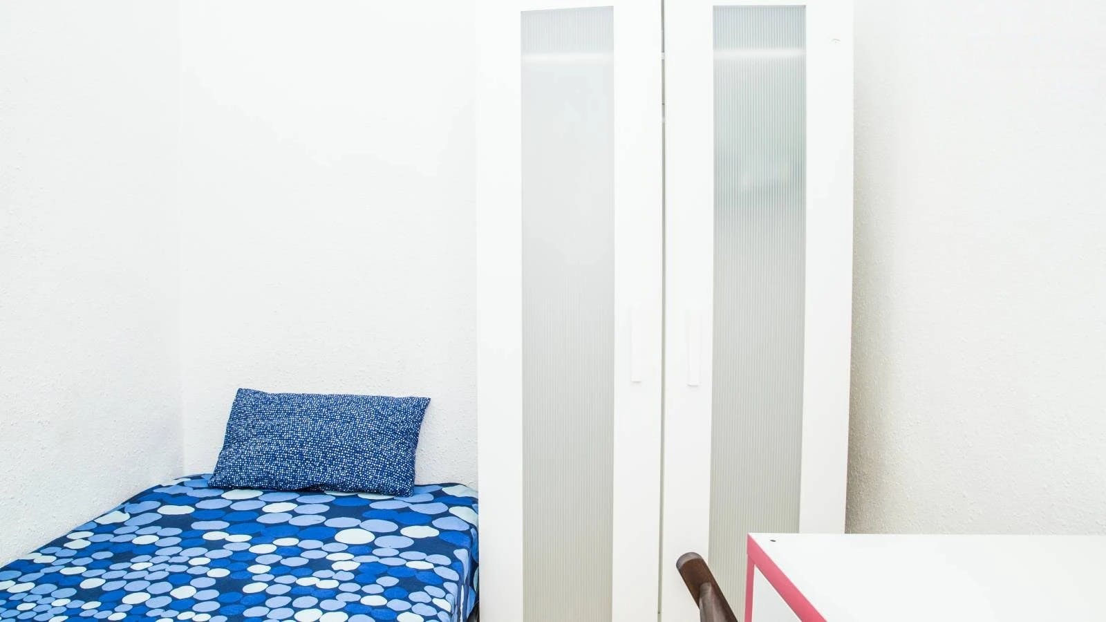 Private room for rent for €260 per month in Barcelona, Carrer de Valldonzella