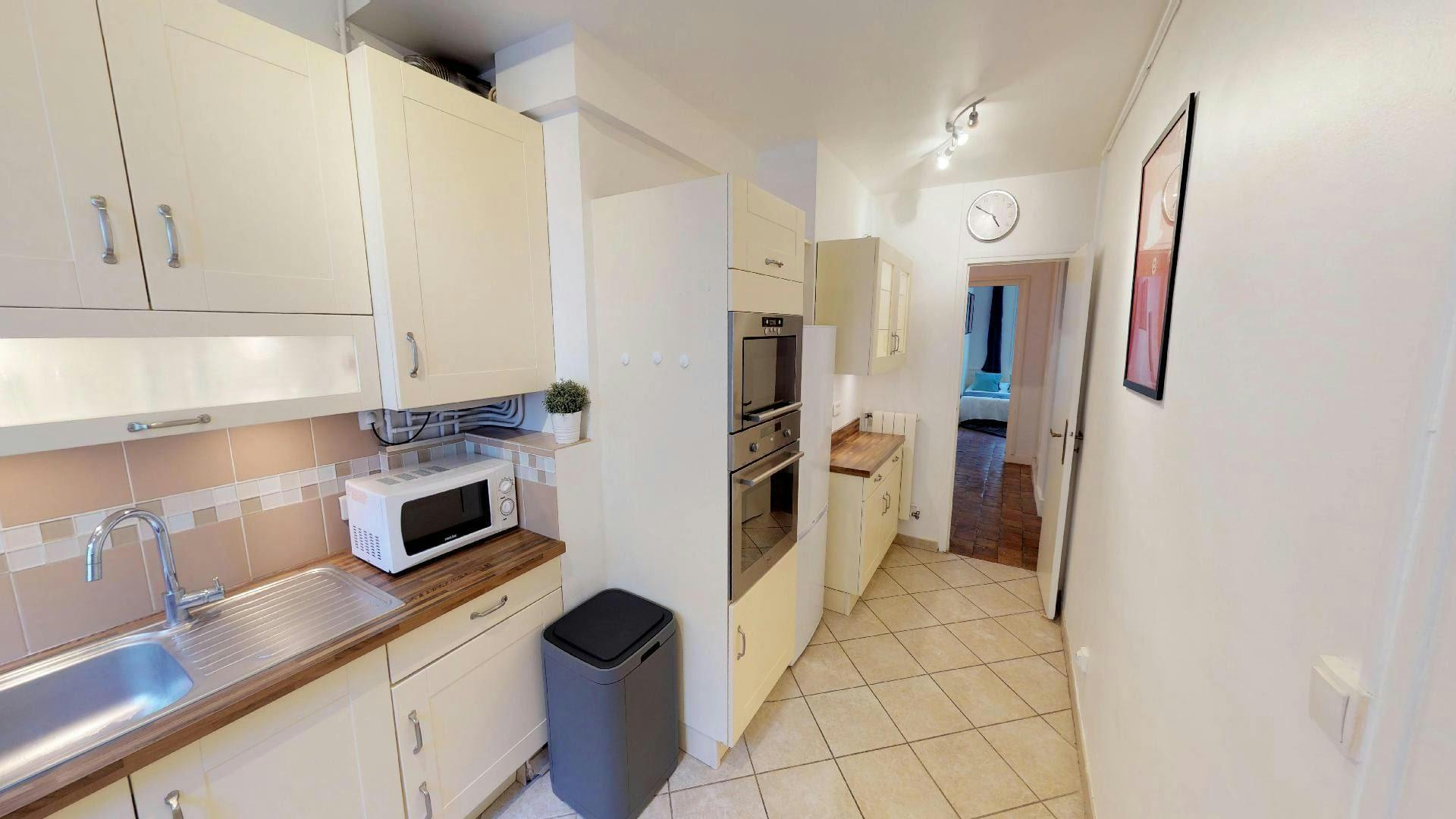 Private room for rent on Place Tobie Robatel, Lyon - Plus