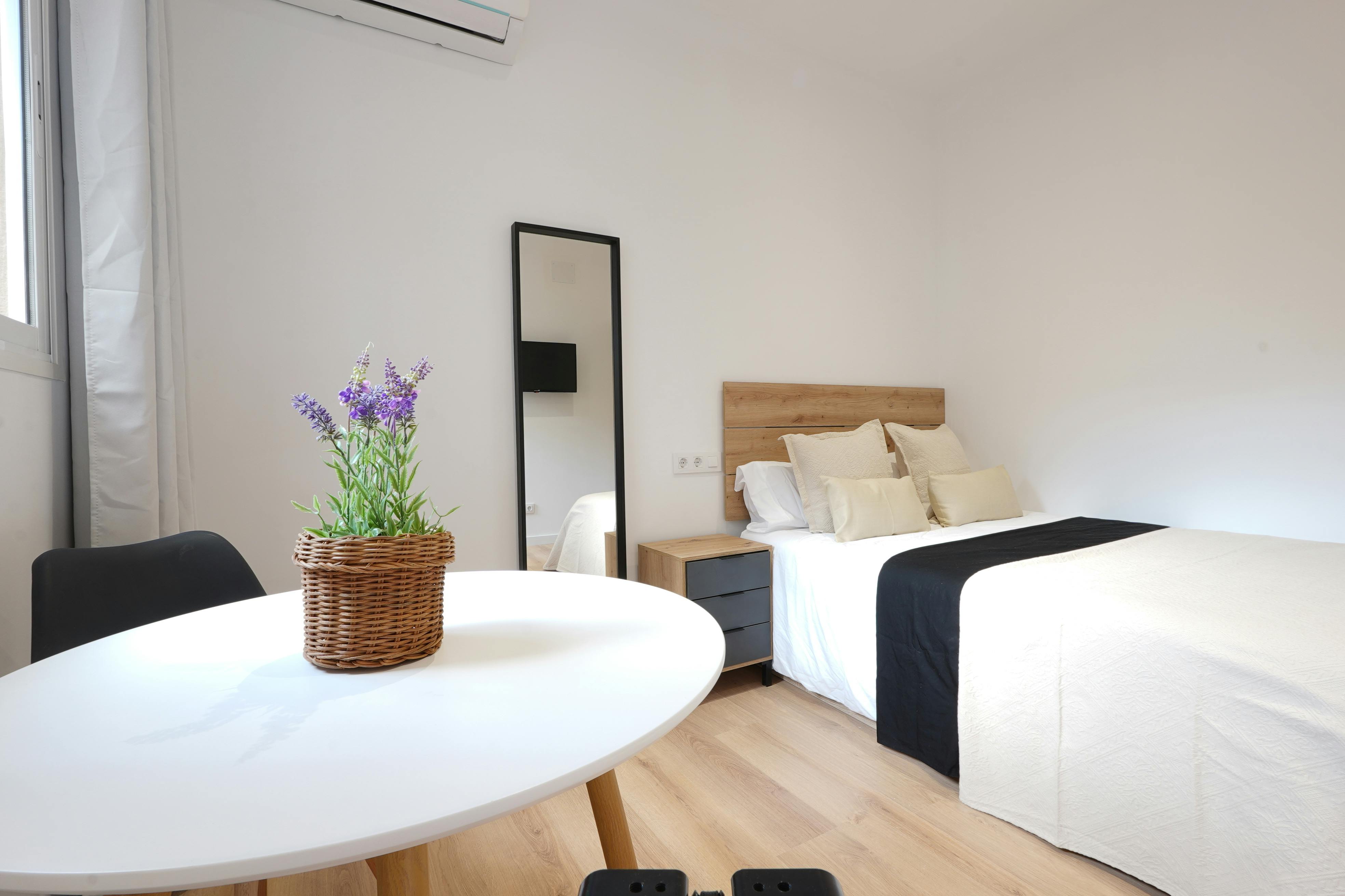 Shared room for rent for €1,100 per month in Barcelona, Ronda de Sant Pere
