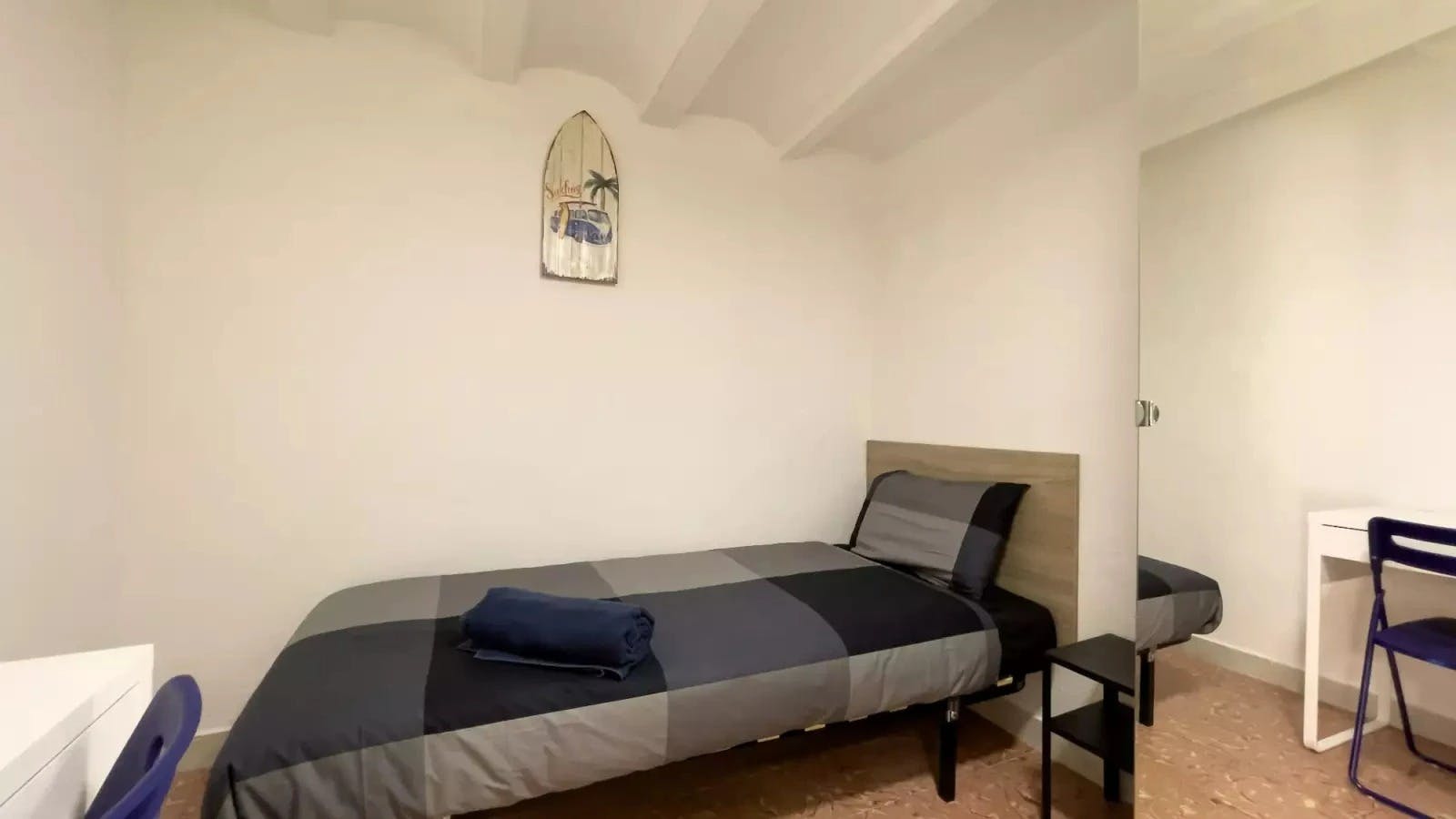 Private room for rent for €260 per month in Barcelona, Carrer de Valldonzella
