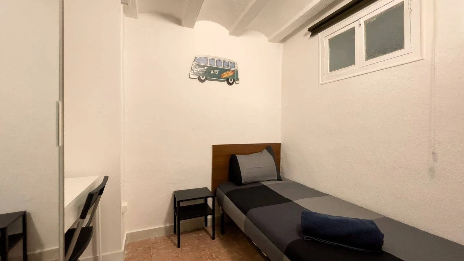 Private room for rent for €230 per month in Barcelona, Carrer de Valldonzella