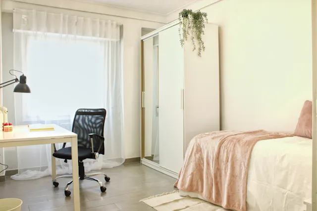 Private room in Calle de Jorge Cocci, Zaragoza (1587712) room image 3