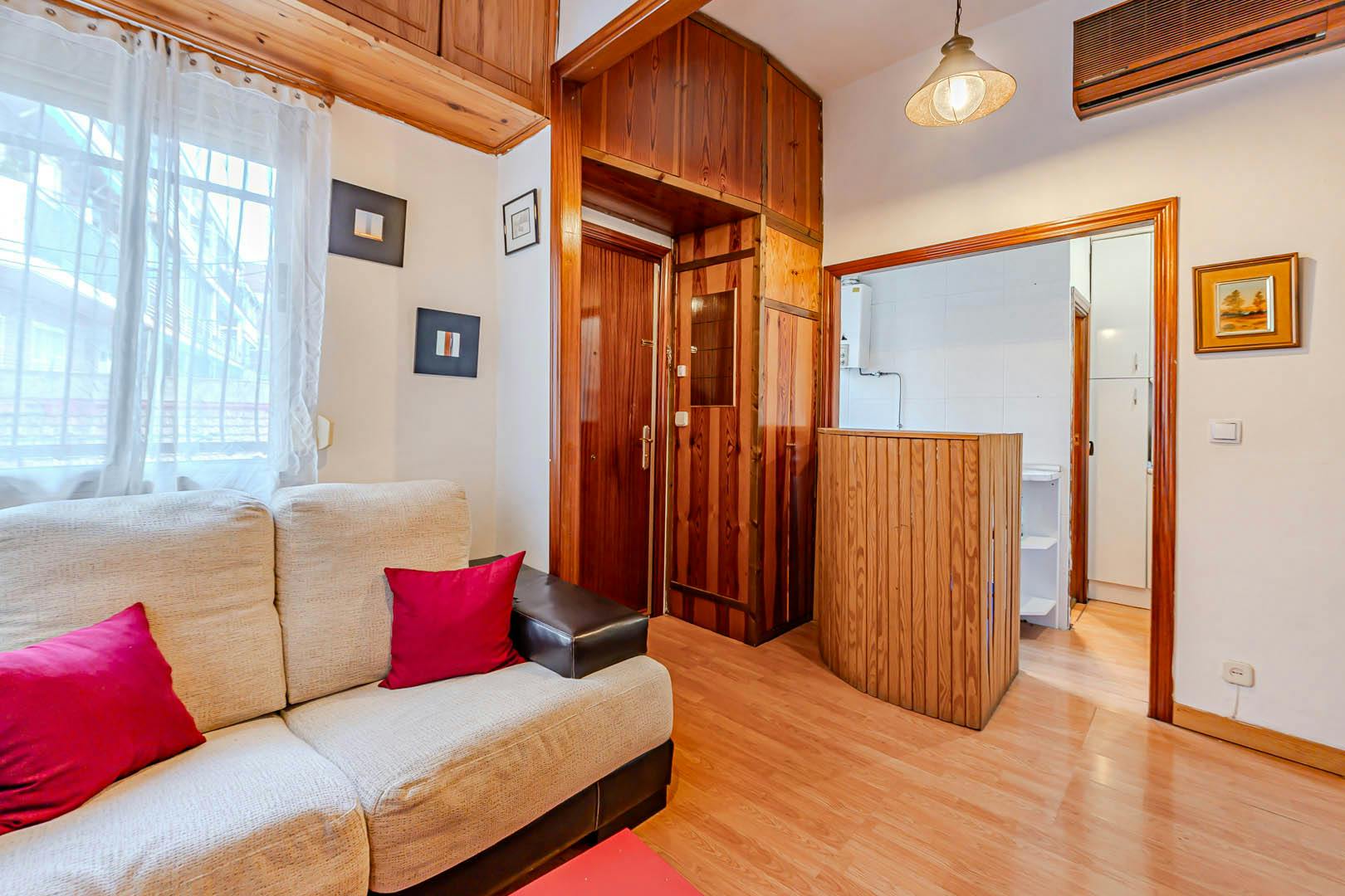 单间公寓 正在以 €1,050 的月租出租，其位于 Madrid, Calle de Manuel Maroto