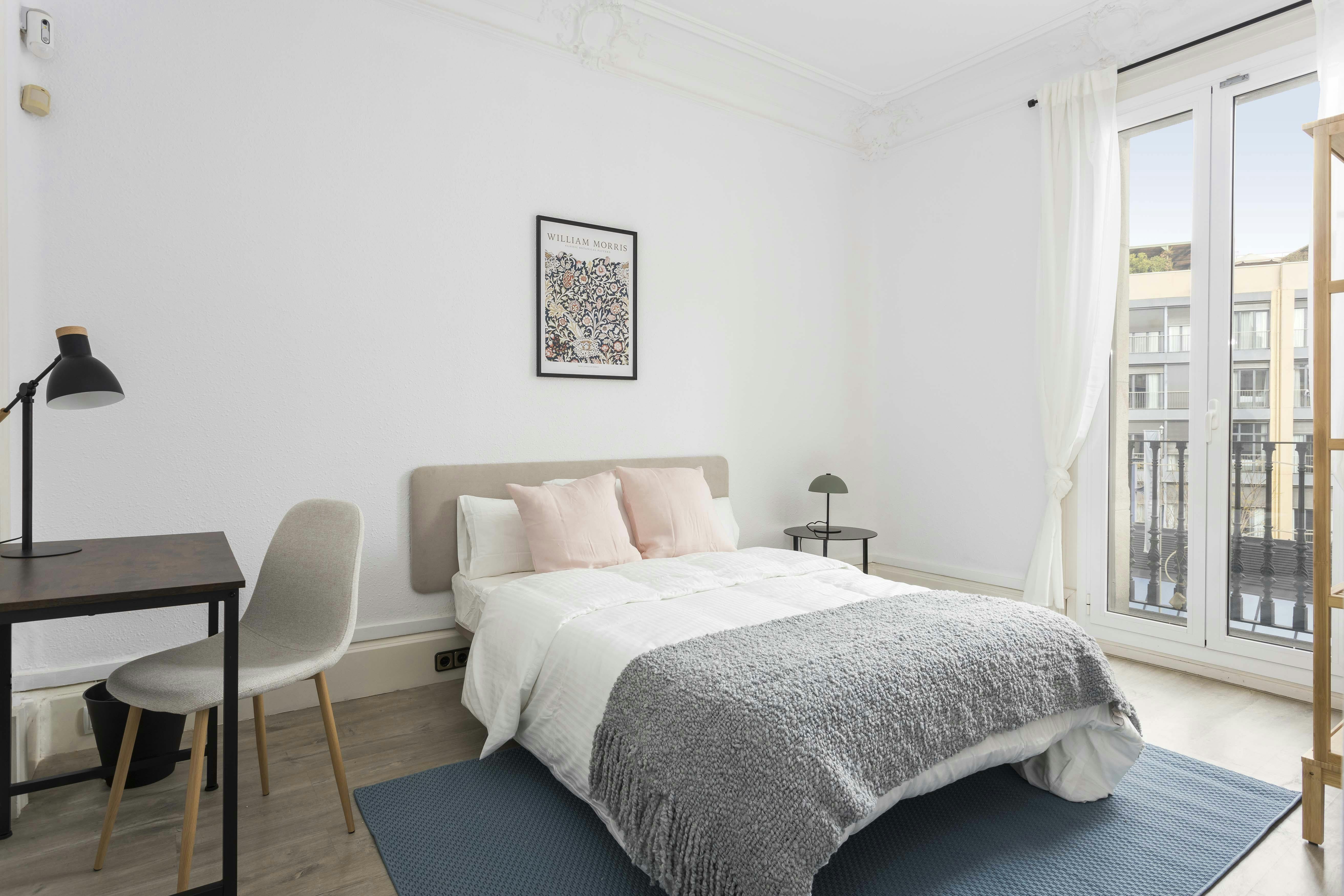 Private room for rent for €1,050 per month in Barcelona, Carrer de Pelai