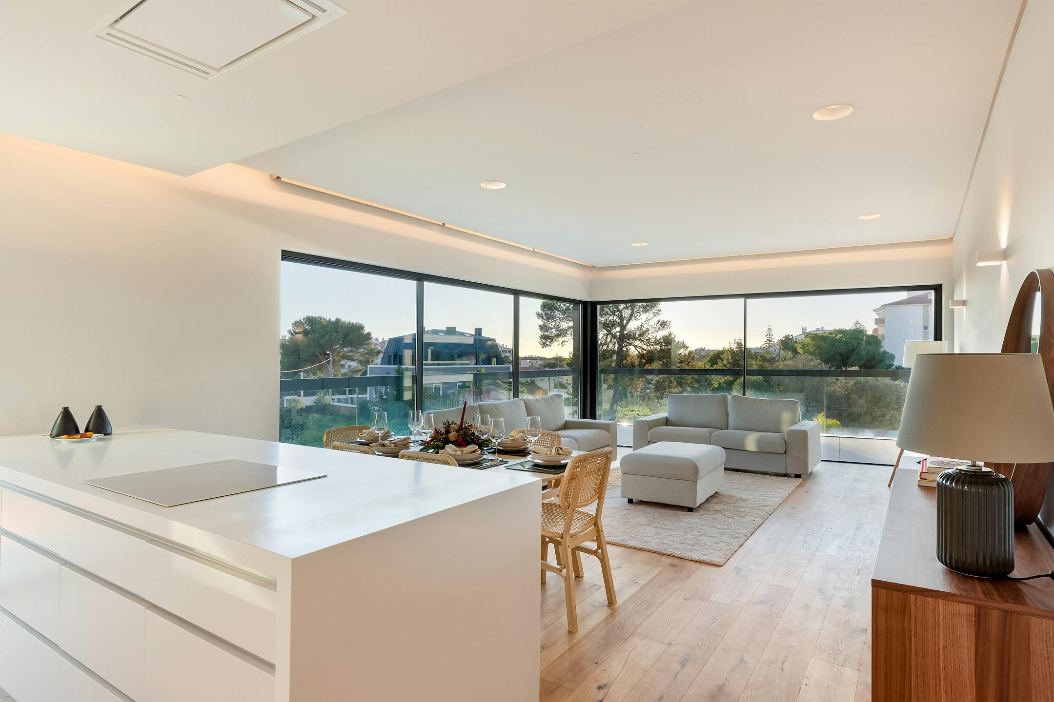 Apartment for rent for €5,000 per month in Parede, Avenida da República