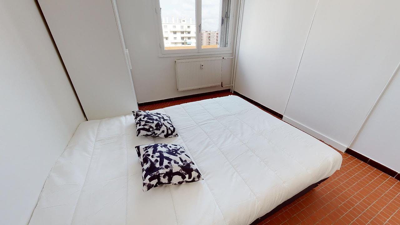 Apartment Villeurbanne, 1 bed, 13m² — photo 1