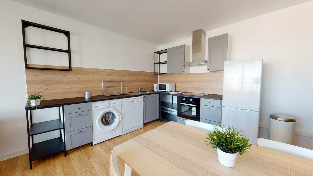 Apartment Villeurbanne, 1 bed, 13m² — photo 3