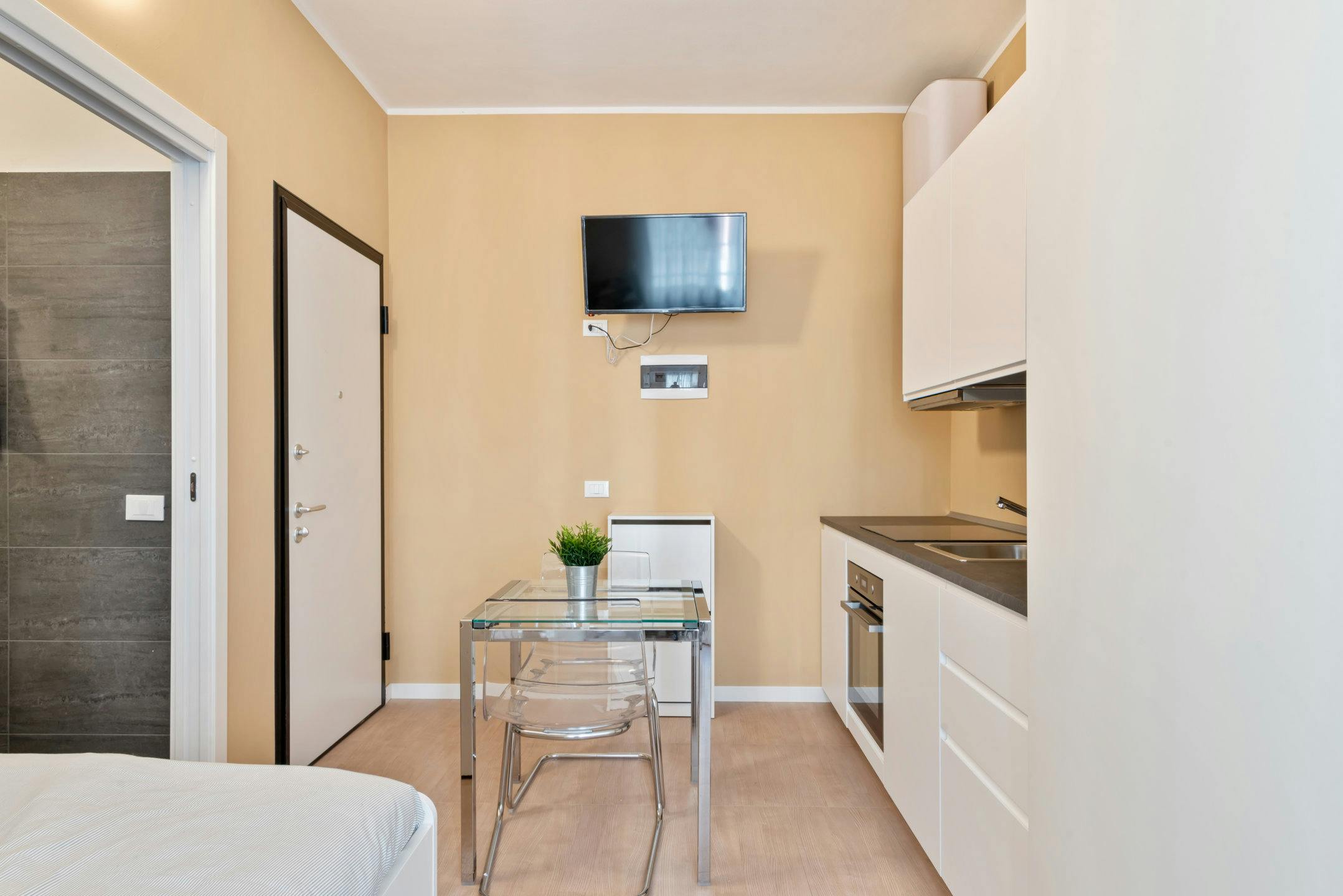 Studio for rent for €955 per month in Milan, Via Luciano Manara