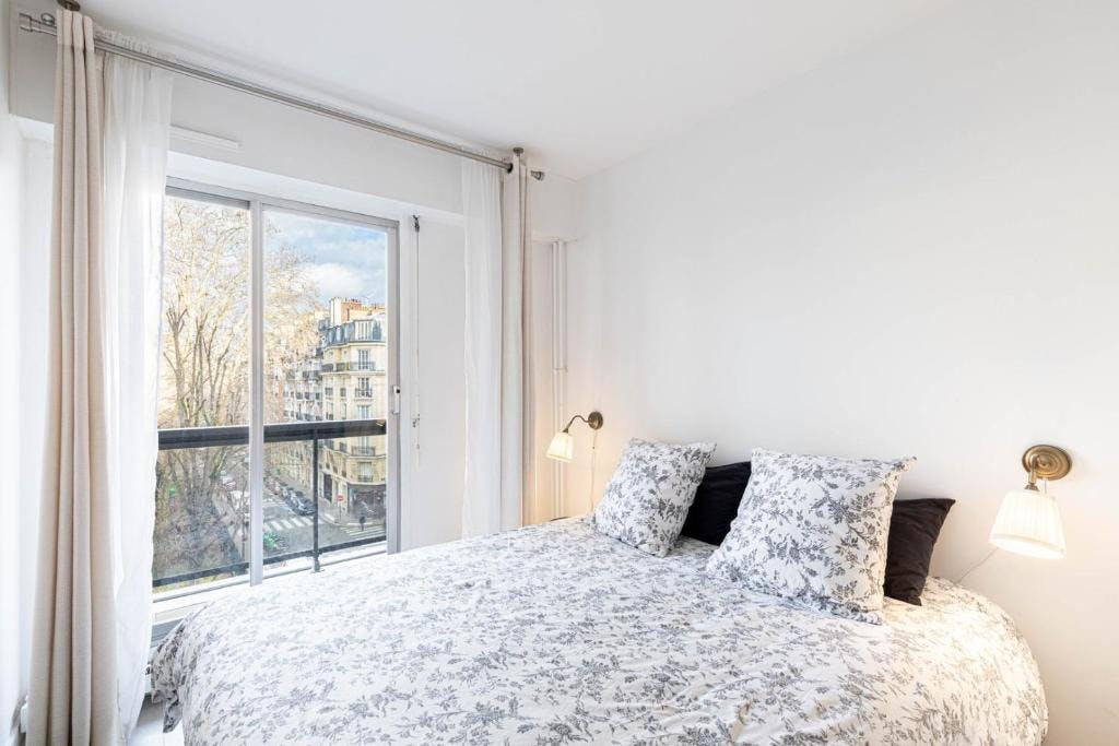 Apartment for rent for €2,358 per month in Paris, Rue Pierre Bourdan