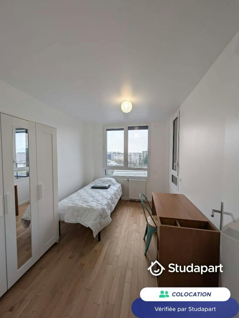 Private room for rent on Rue des Cheminots, Paris - Plus