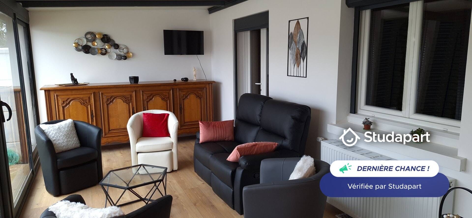 House for rent for €1,360 per month in Reims, Rue Lucien Doyen