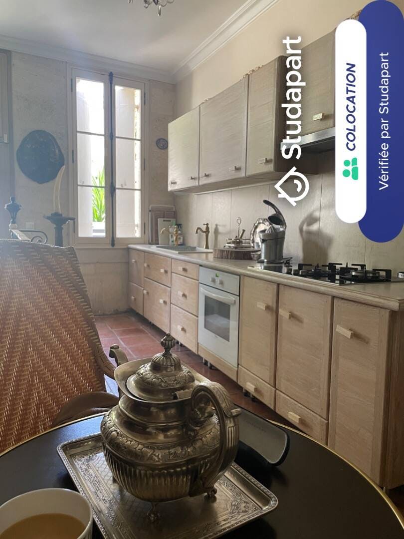Private room for rent on Place des Martyrs de la Résistance, Bordeaux