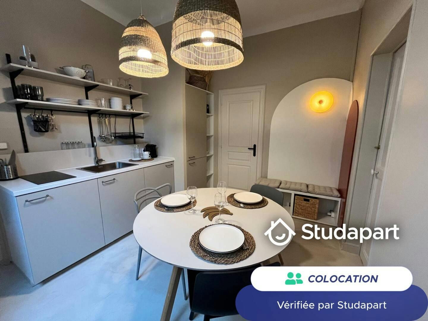 Private room for rent for €1,750 per month in Avignon, Rue de l'Aigarden