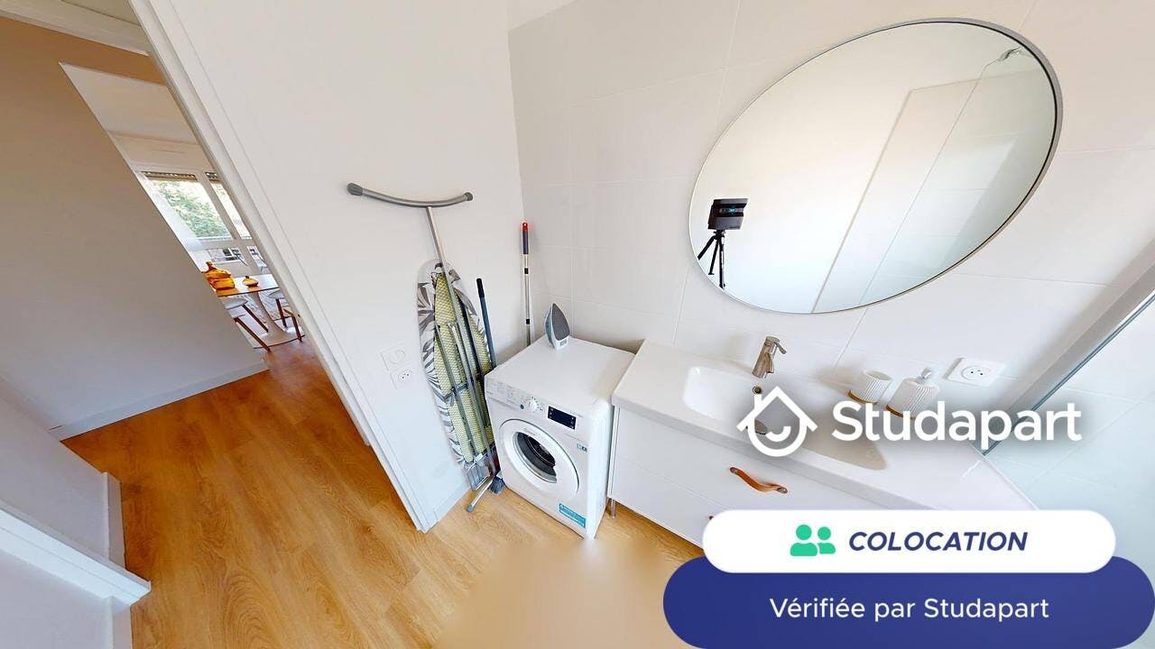 Private room for rent on Rue Paul Cazeneuve, Lyon