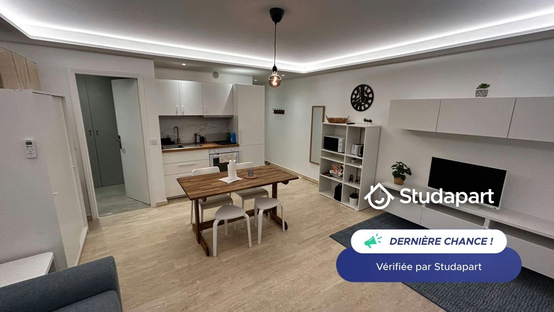 Apartment for rent for €800 per month in Antibes, Boulevard Bijou Plage