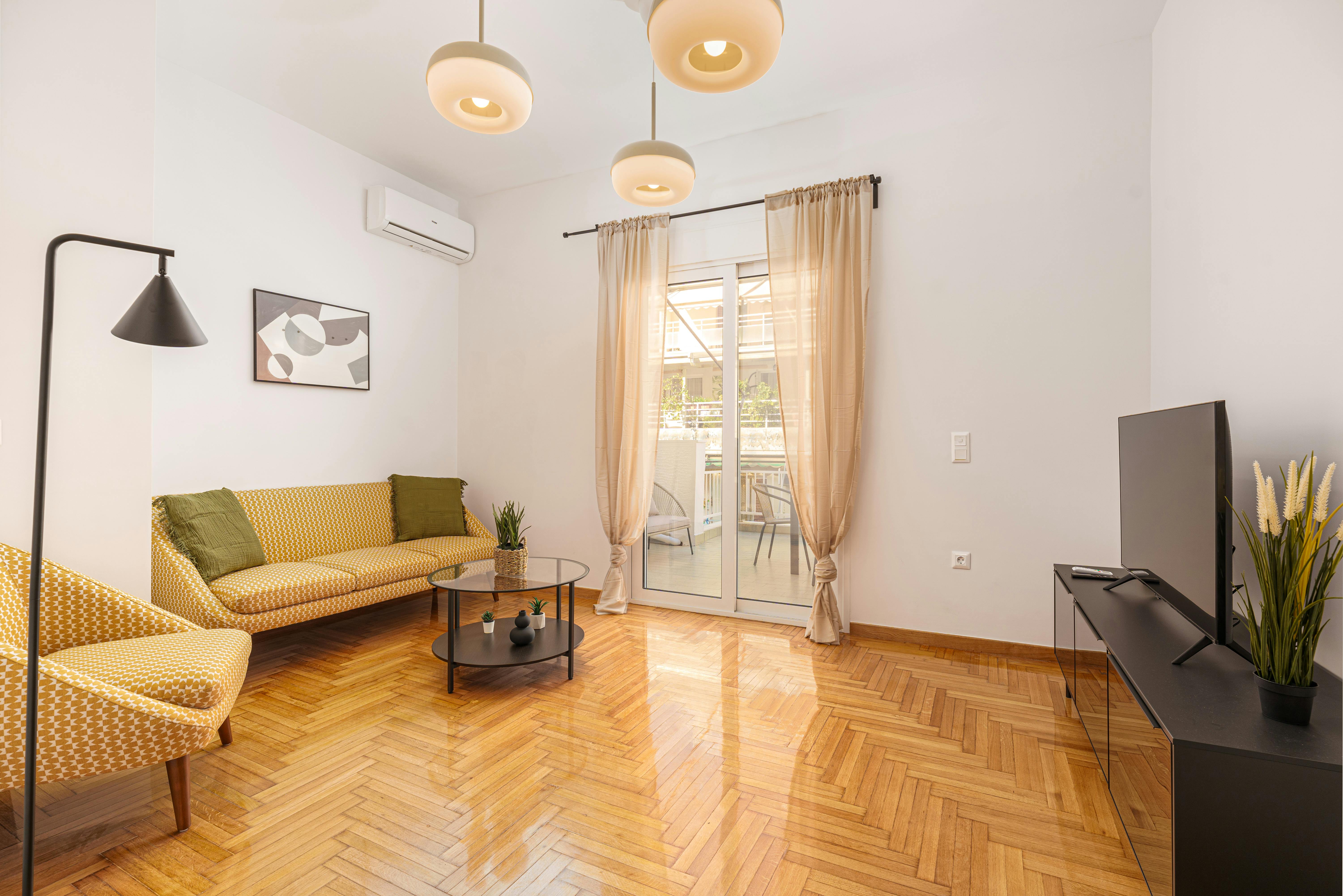 Apartment for rent for €1,400 per month in Pireas, Alkiviadou