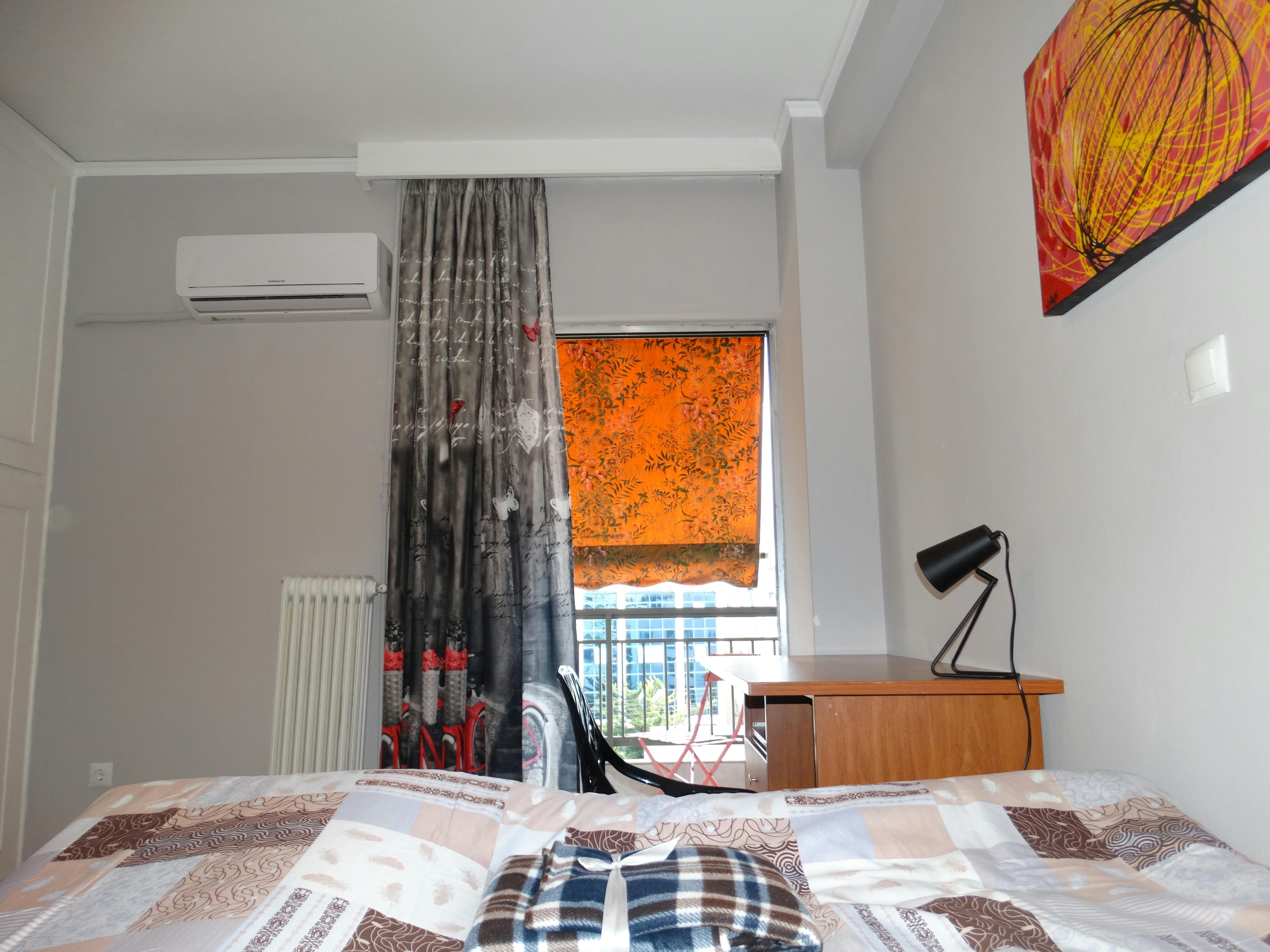 私人房间 正在以 €399 的月租出租，其位于 Athina, Adrianiou